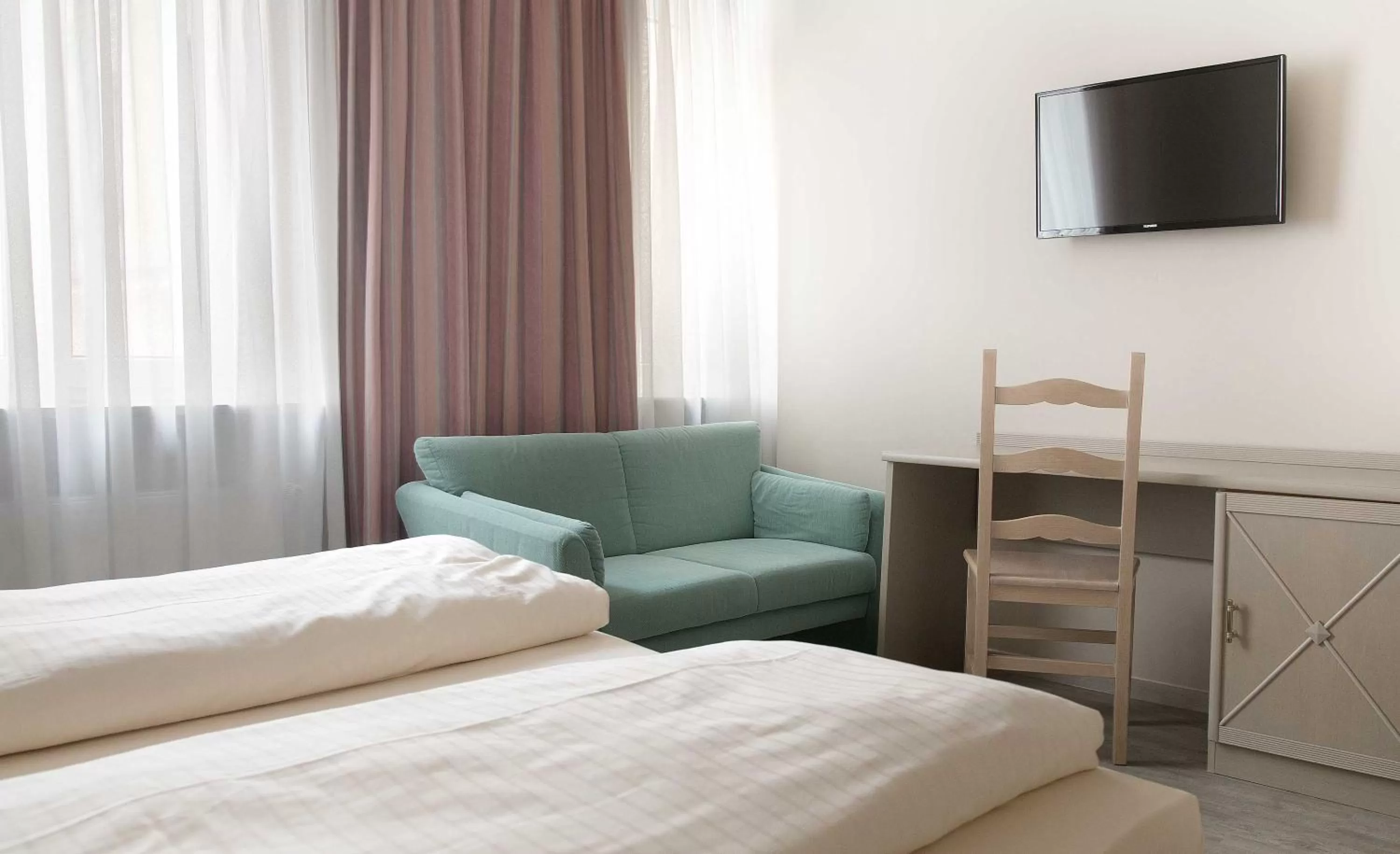 Photo of the whole room in Hotel Deutsches Theater