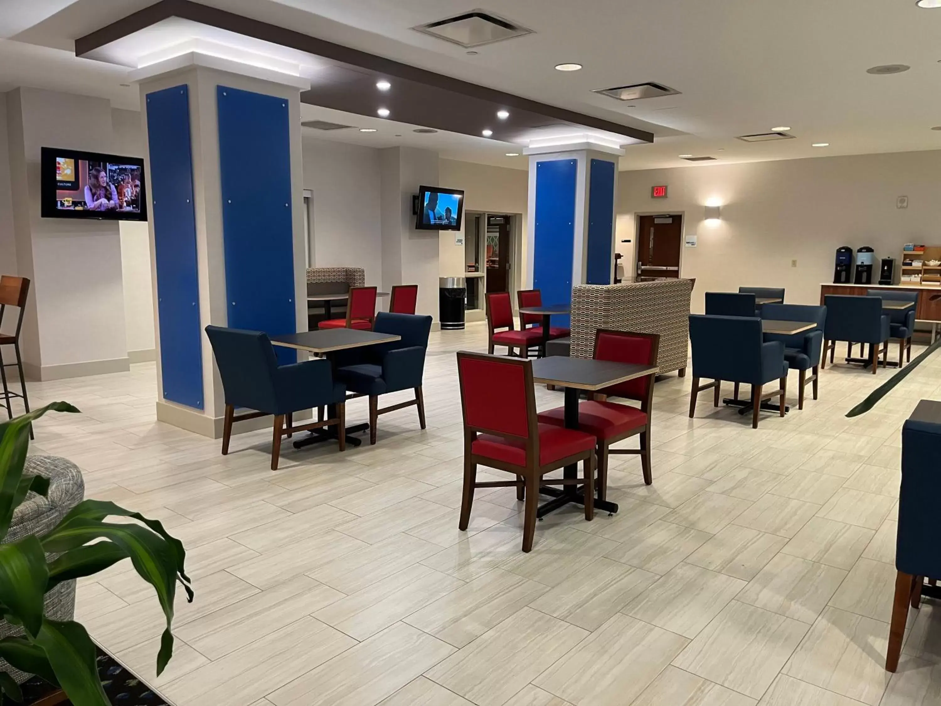 Lobby or reception, Restaurant/Places to Eat in Holiday Inn Express & Suites Williamsport, an IHG Hotel