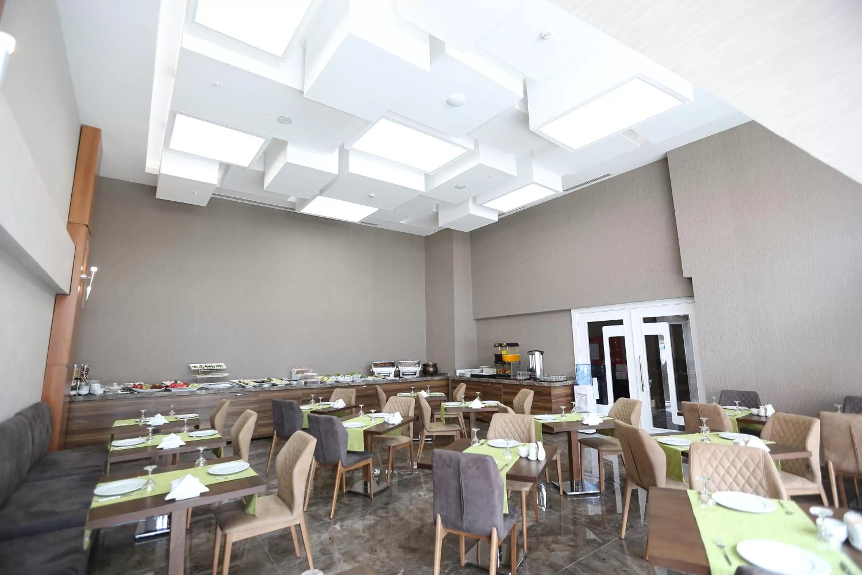 Restaurant/places to eat in Elips Royal Hotel & SPA