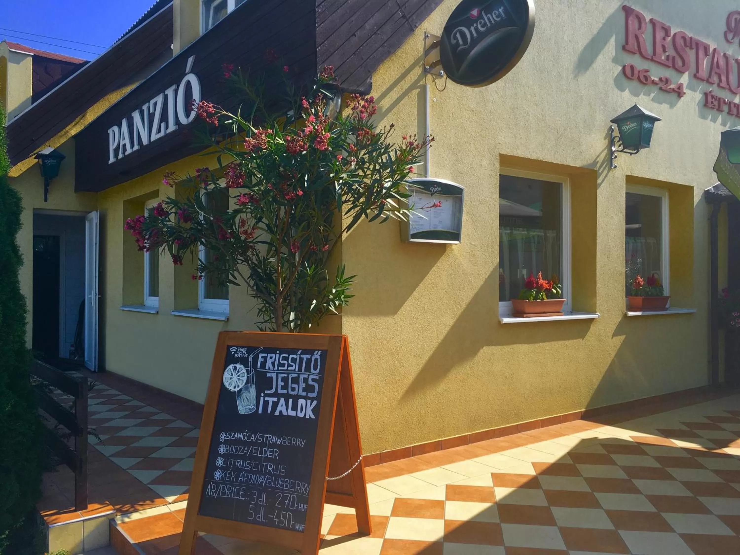 Property building in Romantik Étterem - Panzió