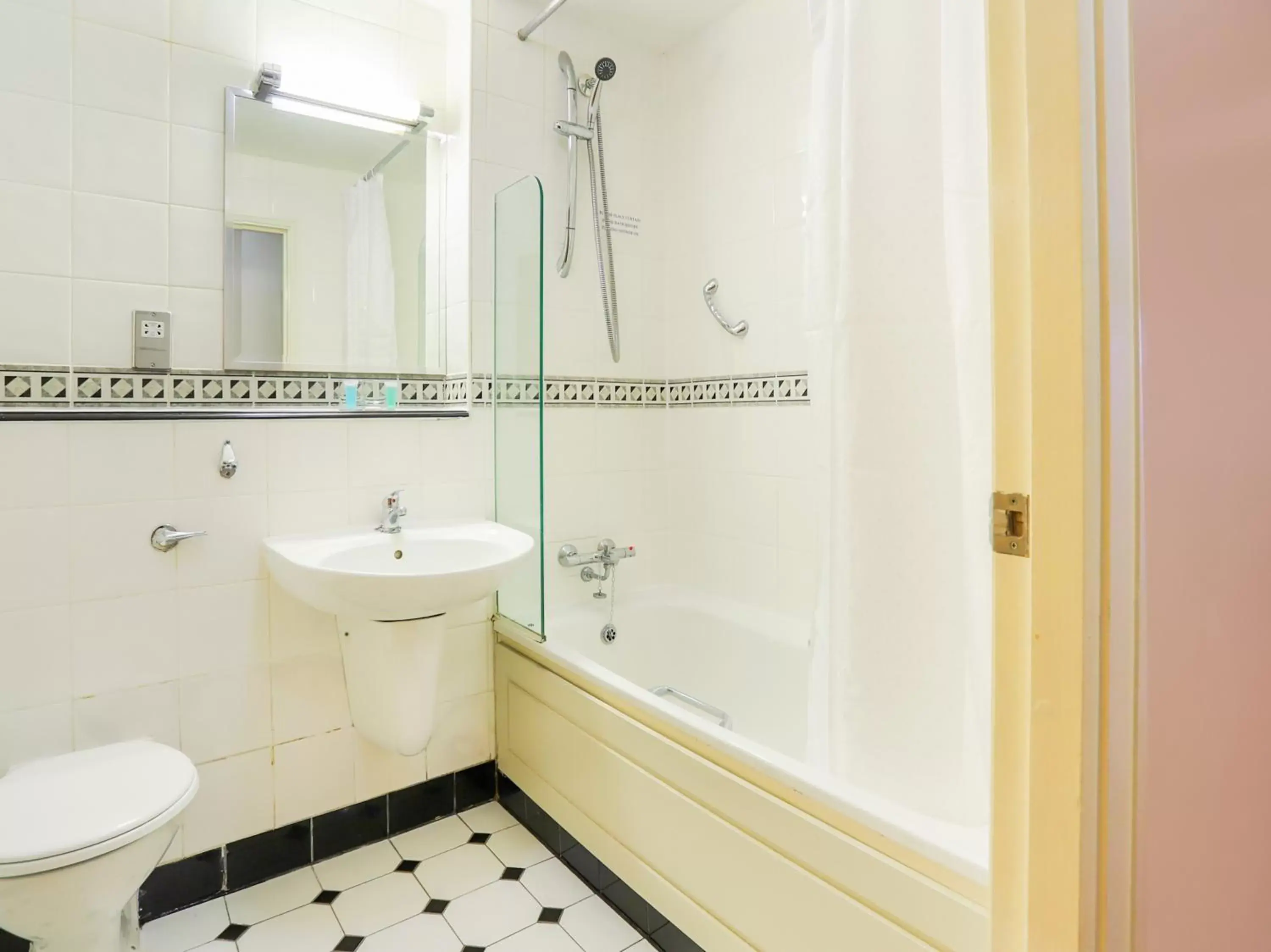 Toilet, Bathroom in Kegworth Hotel & Conference Centre