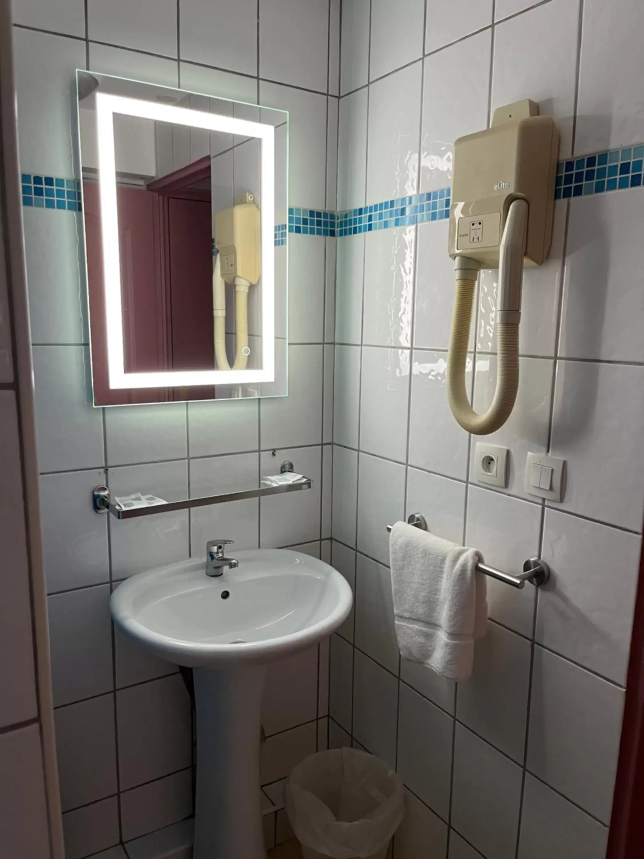 Shower, Bathroom in Appart'Hotel Festival Sud Aqua - Avignon TGV