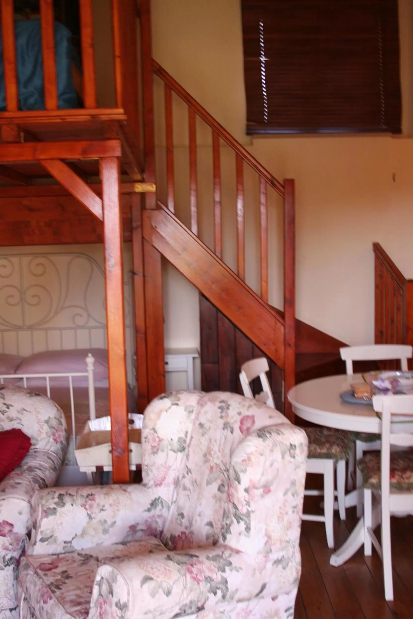 Bed, Seating Area in Albarosa