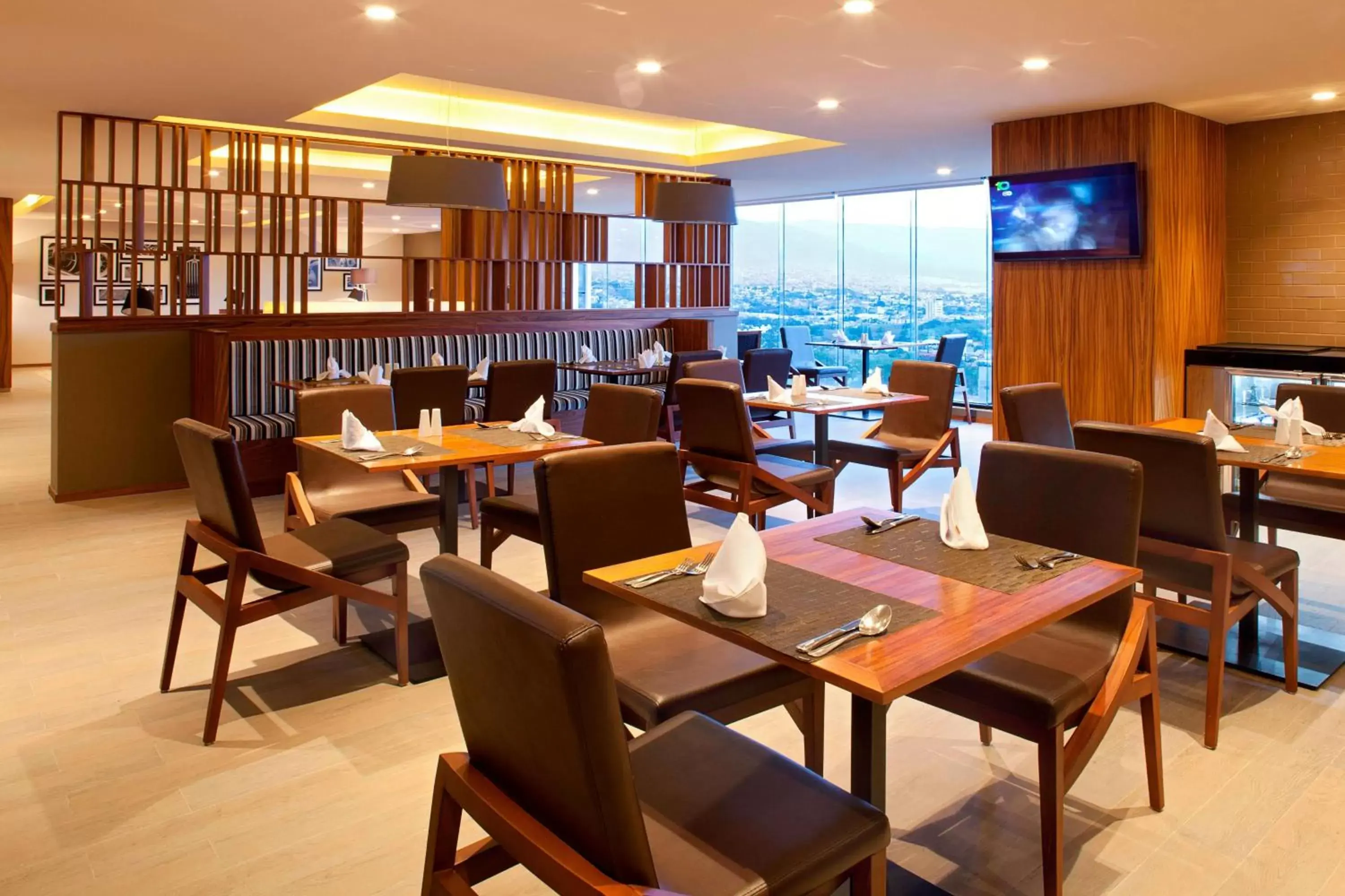 Lounge or bar, Restaurant/Places to Eat in Marriott Tuxtla Gutierrez Hotel