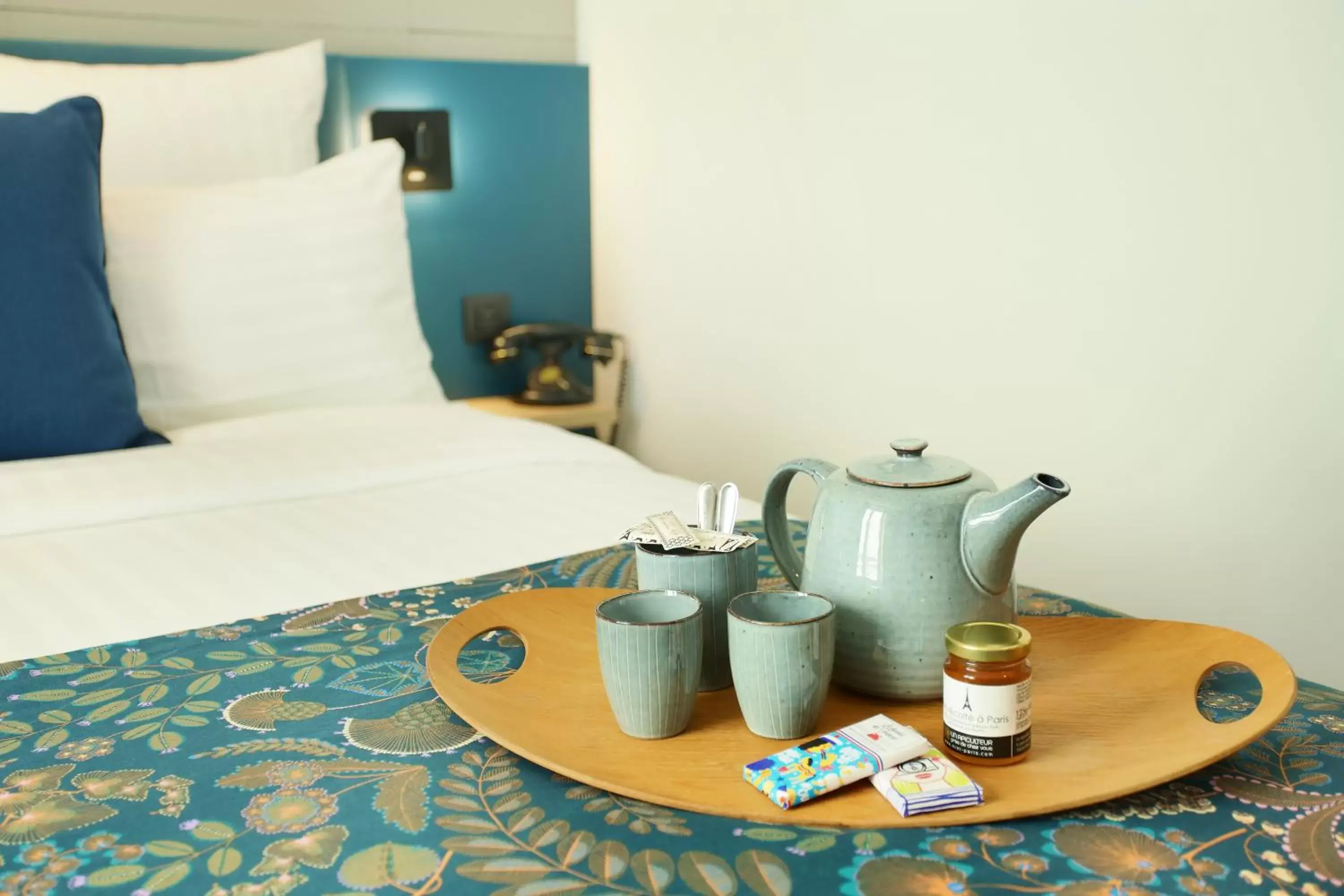 Coffee/tea facilities, Bed in Le Basile Hôtel