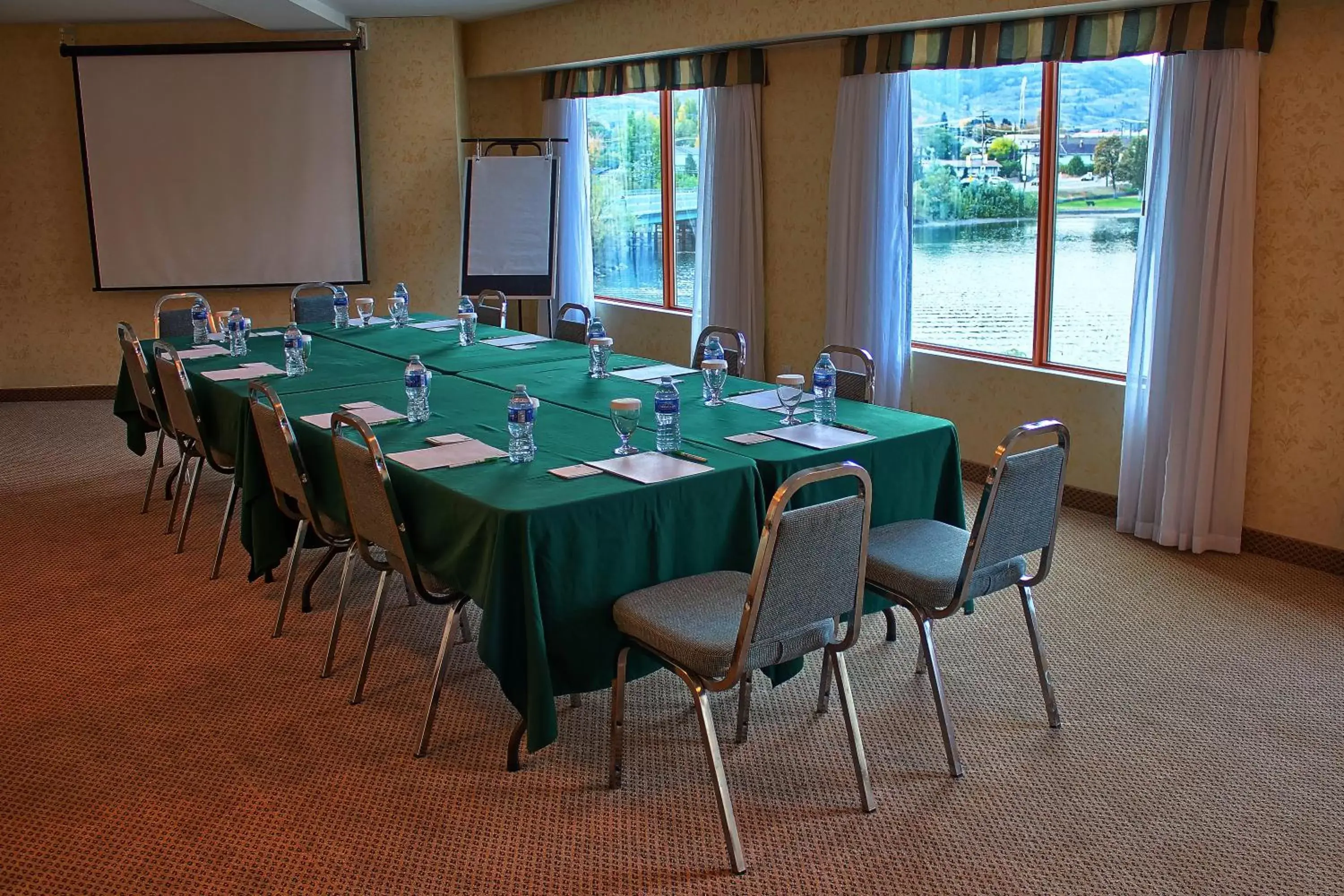 Meeting/conference room in Holiday Inn Hotel & Suites Osoyoos, an IHG Hotel
