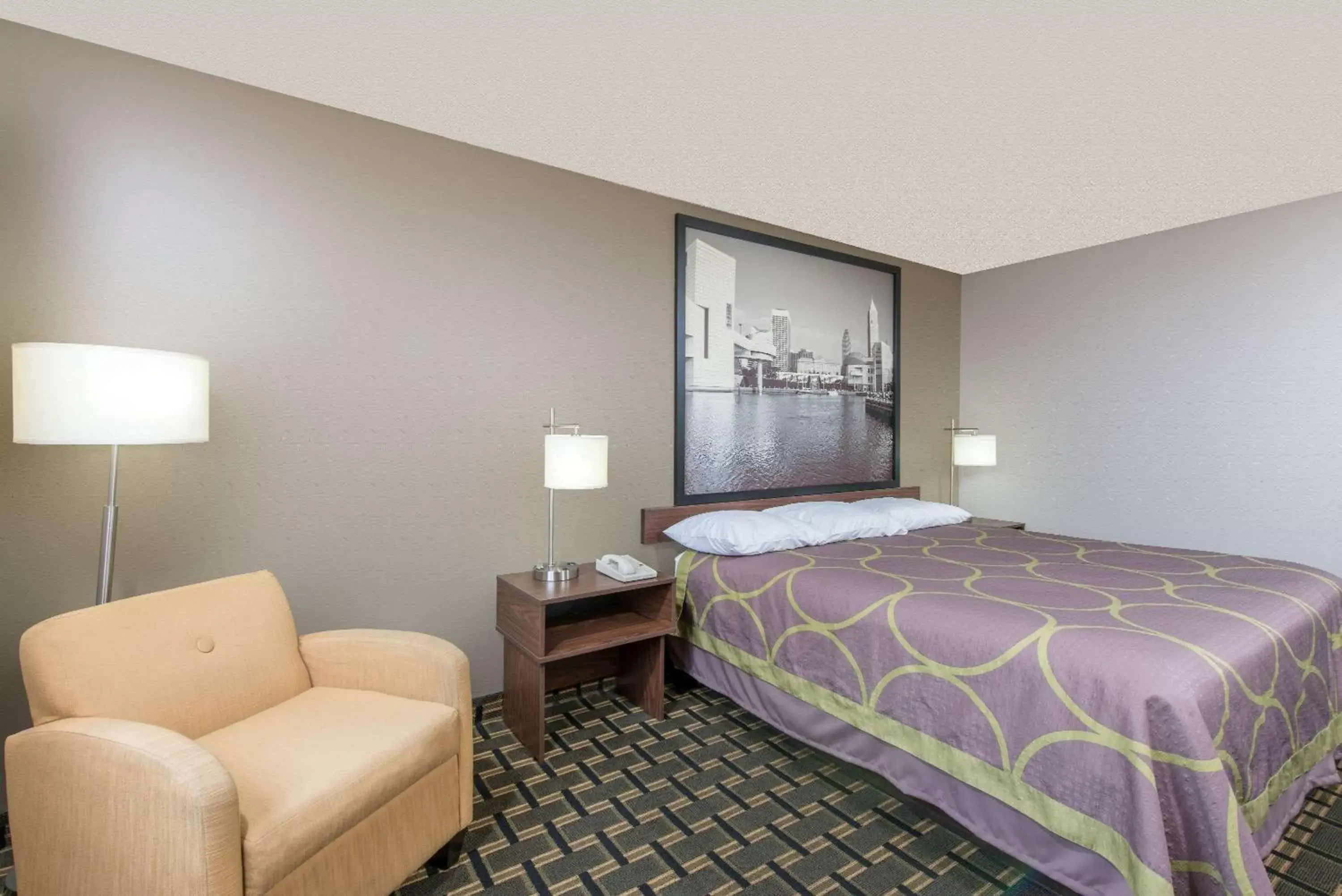 Photo of the whole room, Bed in Super 8 by Wyndham Youngstown/Austintown