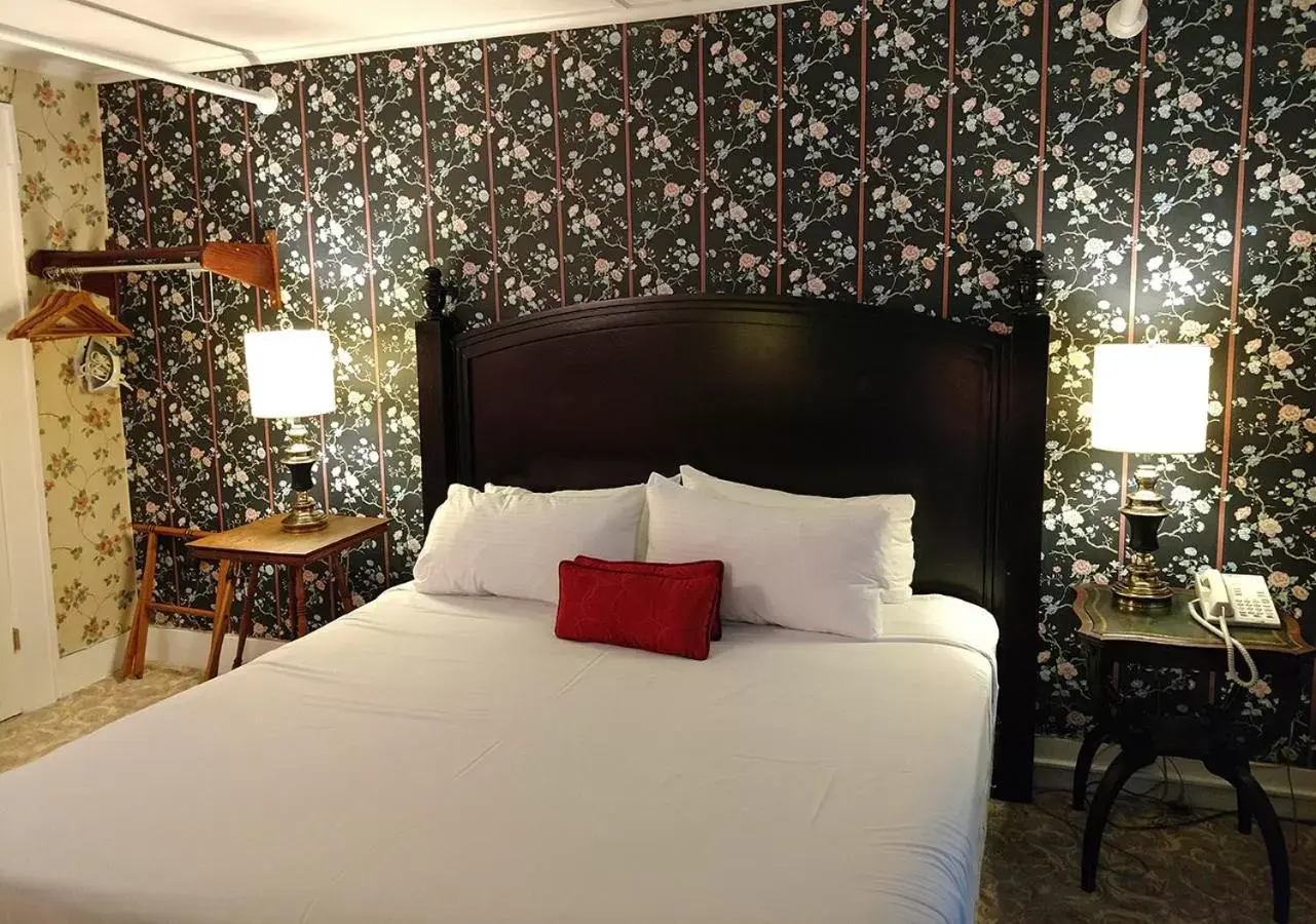 Bedroom, Bed in Thayers Inn Bedroom, Bed in Thayers Inn