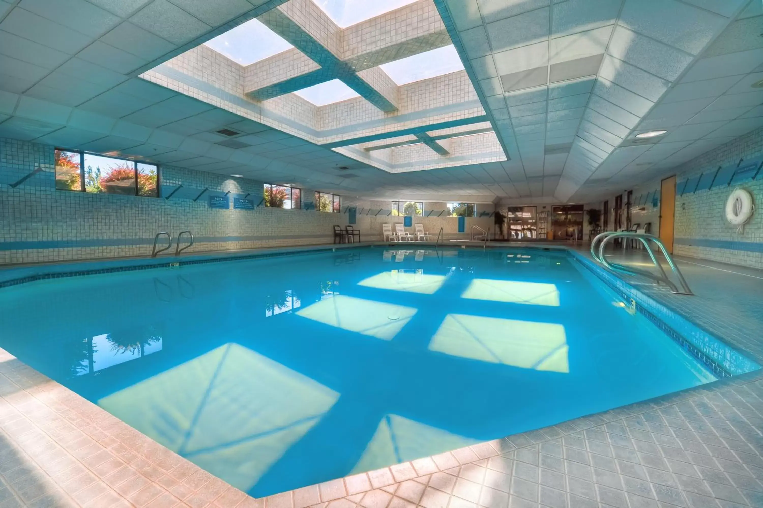 Swimming Pool in Shilo Inn Portland Airport