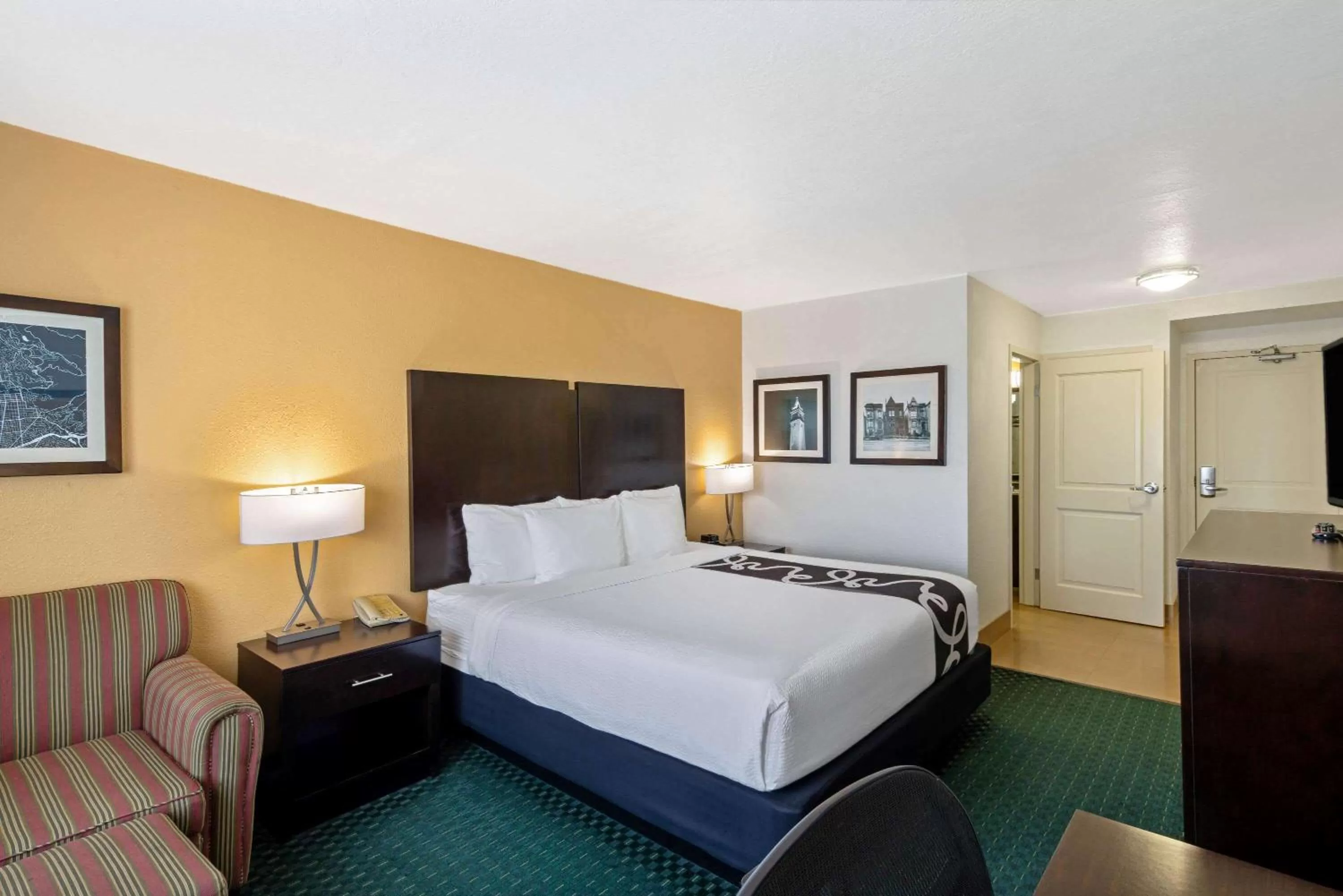 Photo of the whole room, Bed in La Quinta Inn by Wyndham Berkeley