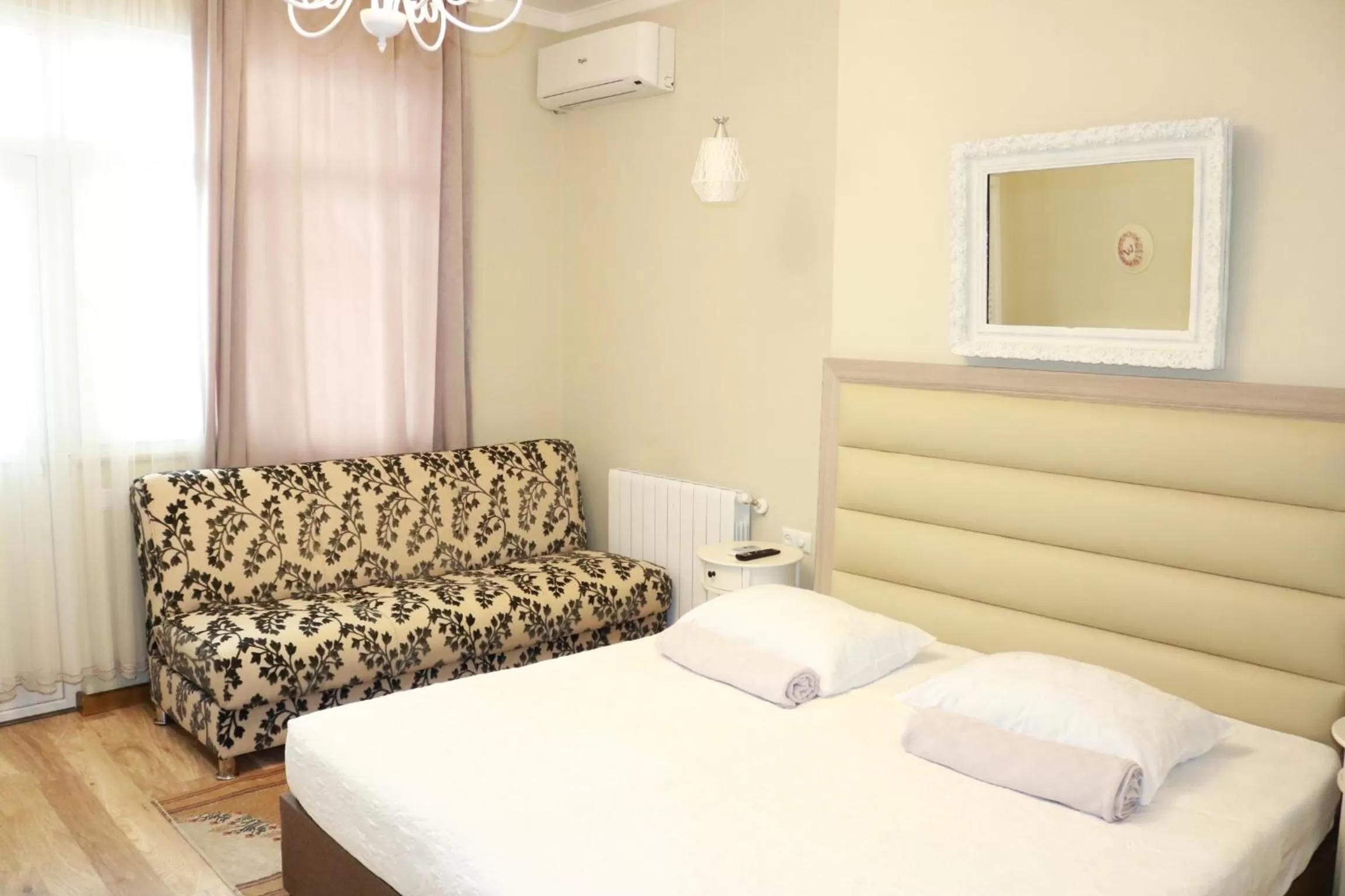 Bedroom, Bed in Luxors Garden