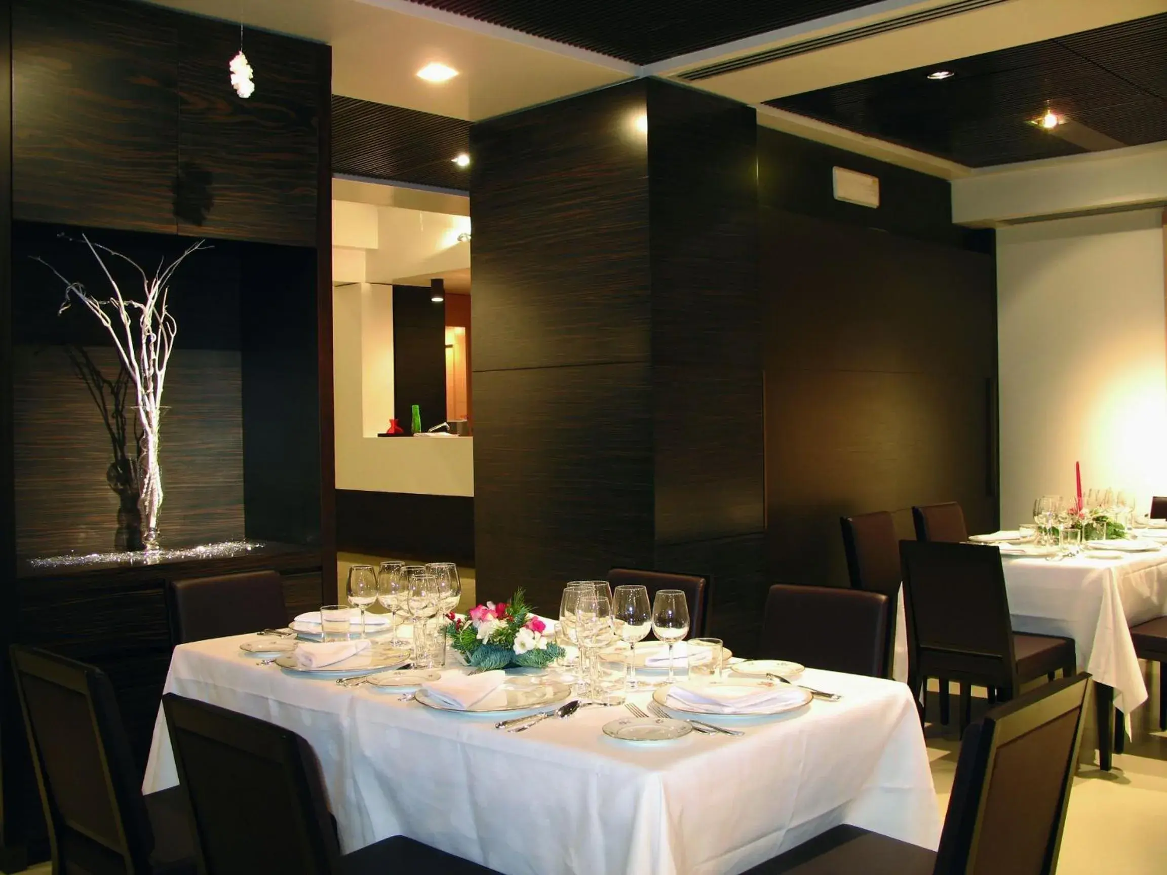 Restaurant/Places to Eat in Wall Art Hotel & Residence