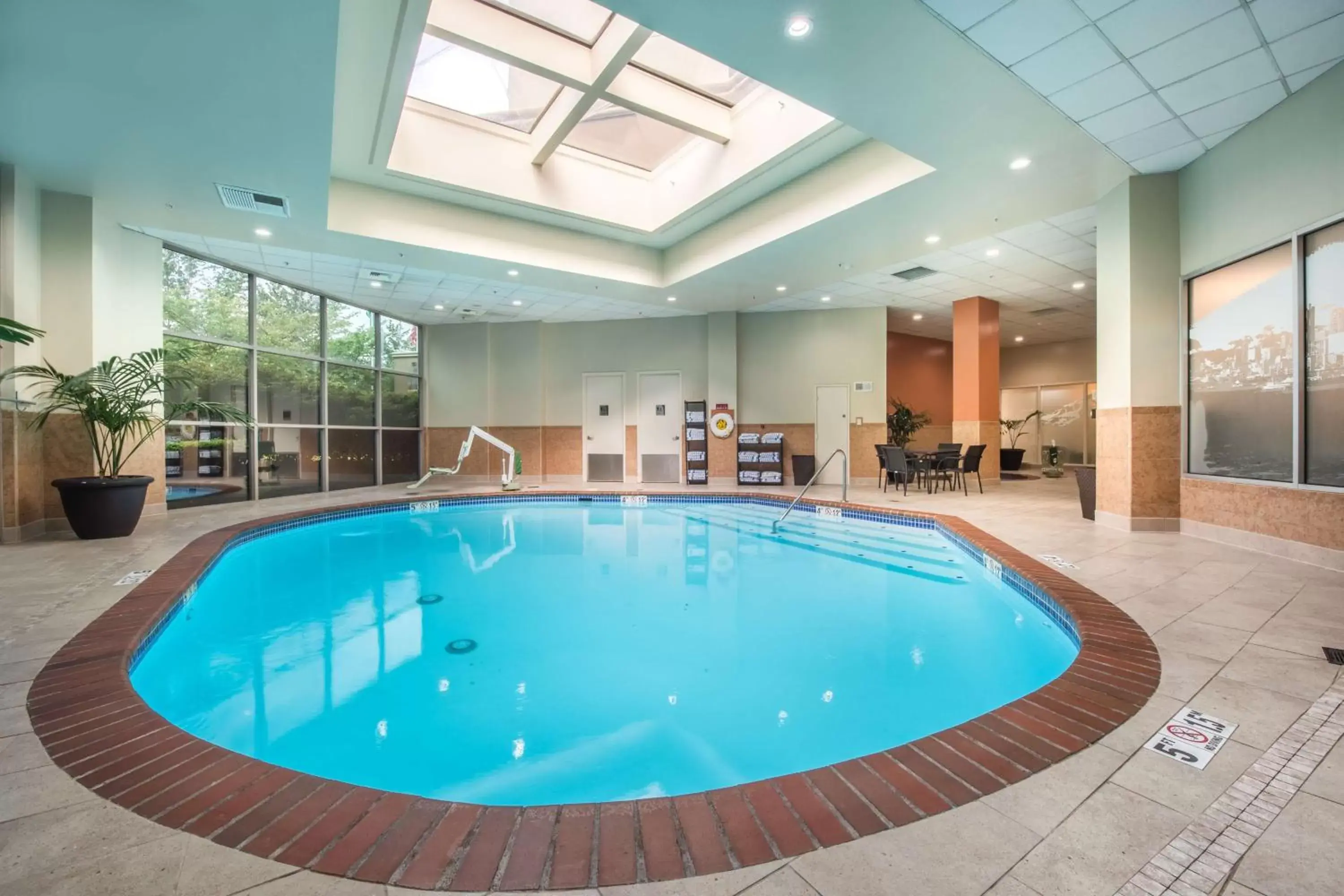 Pool view, Swimming Pool in Embassy Suites By Hilton Seattle - Tacoma International Airport