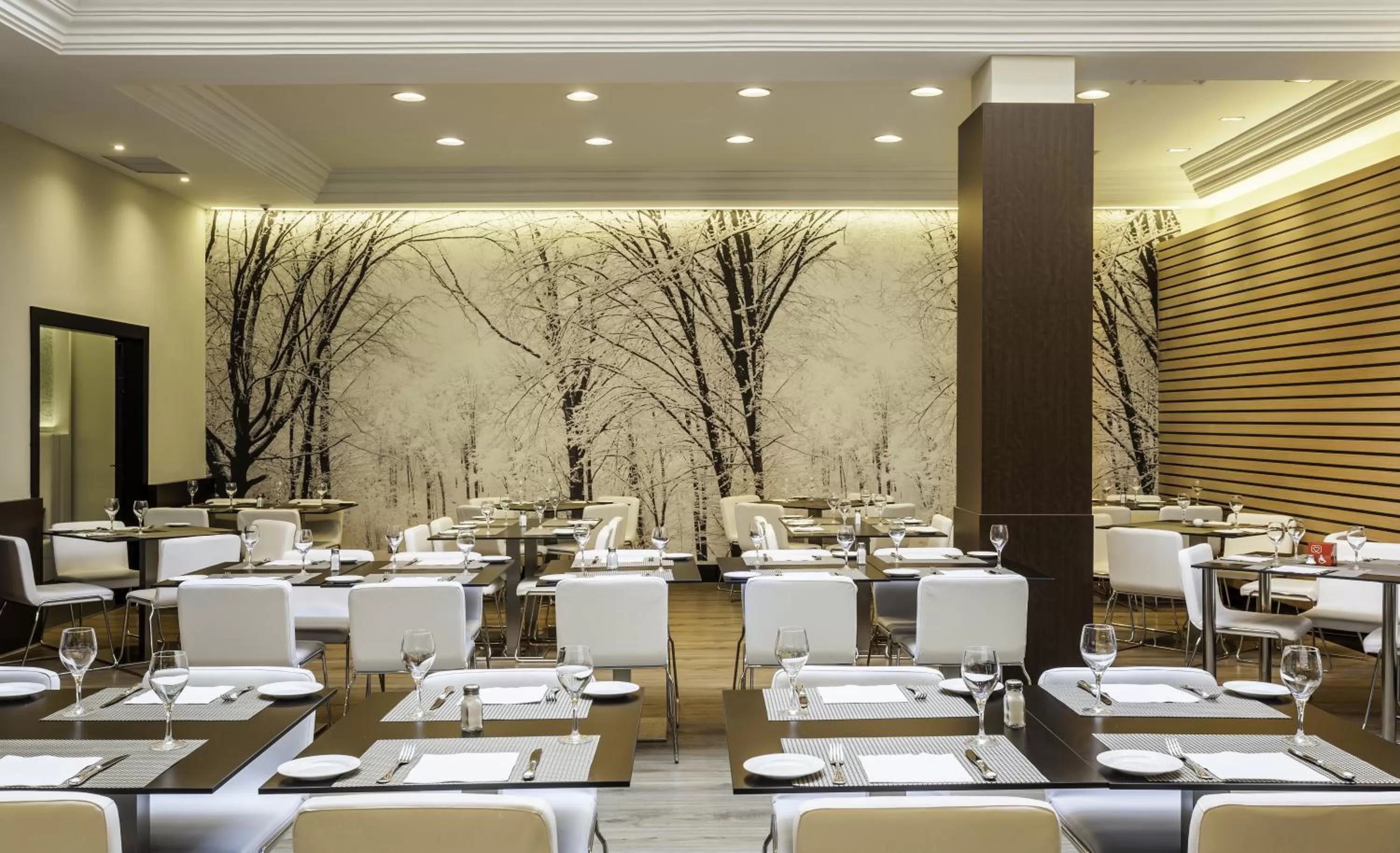 Restaurant/places to eat in Ilunion Suites Madrid