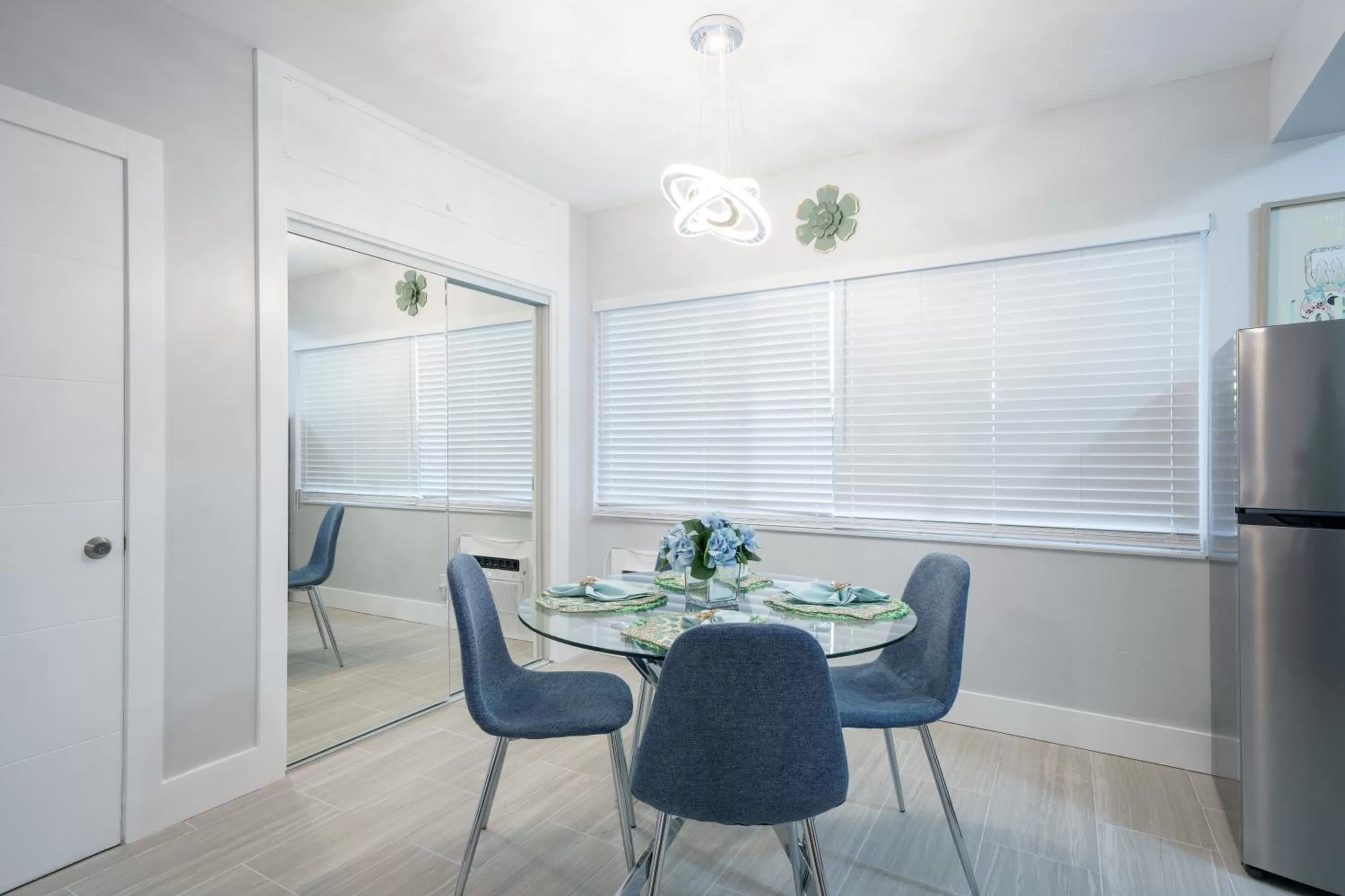 Dining area in The Surf Hollywood Beach