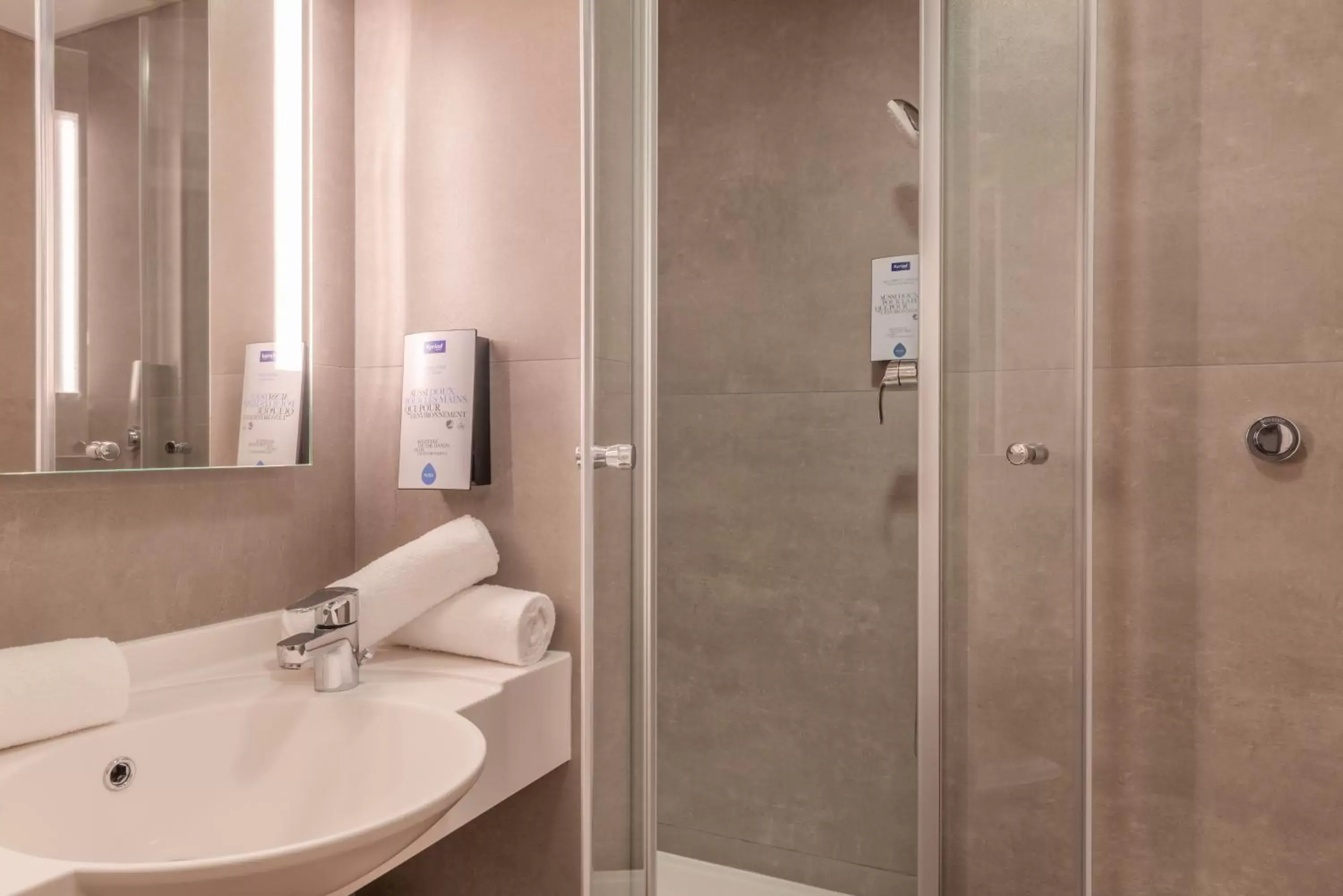 Bathroom in Kyriad Montpellier Ouest St Jean de Védas - A709
