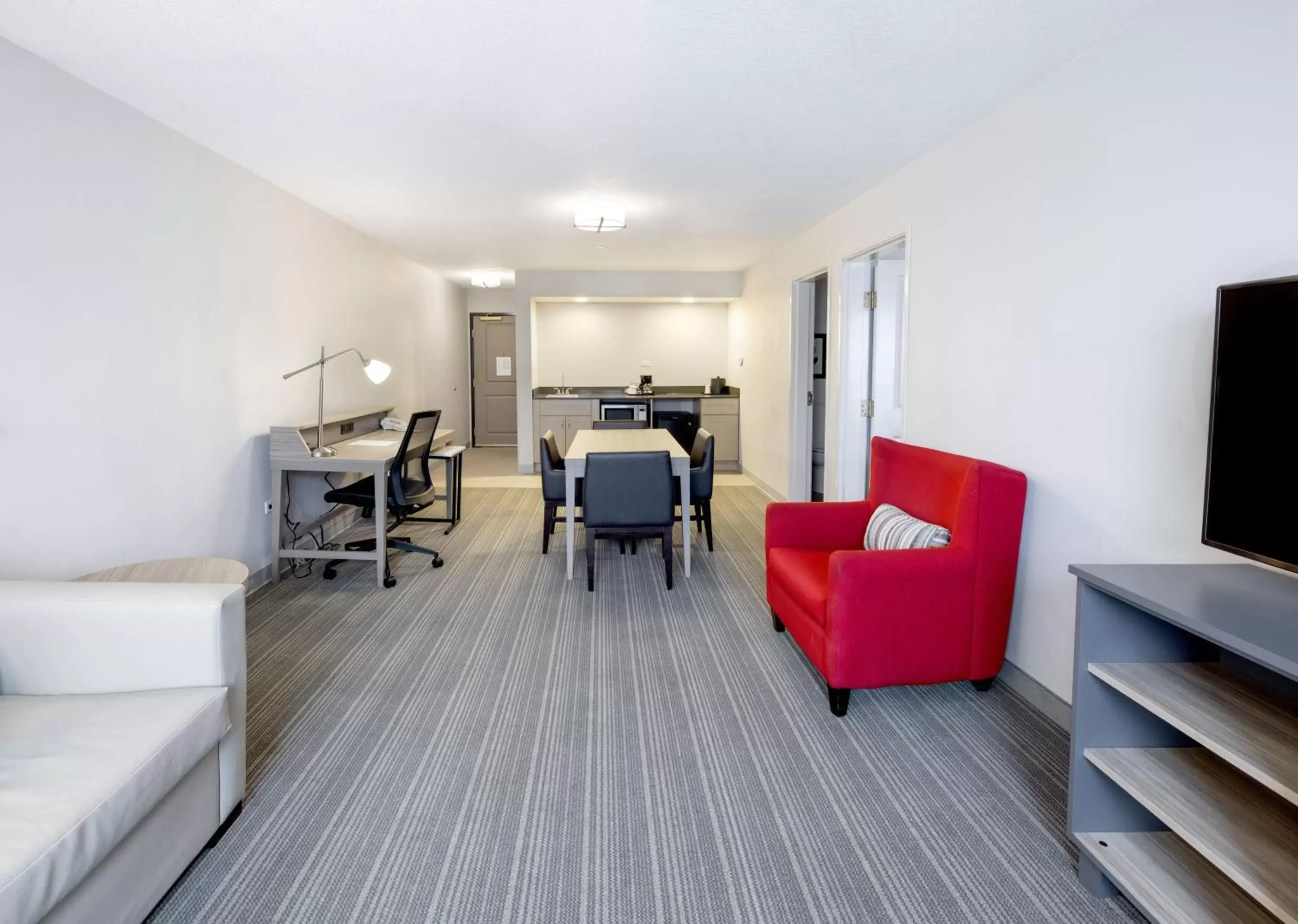 Living room, Seating Area in Country Inn & Suites by Radisson, Tinley Park, IL