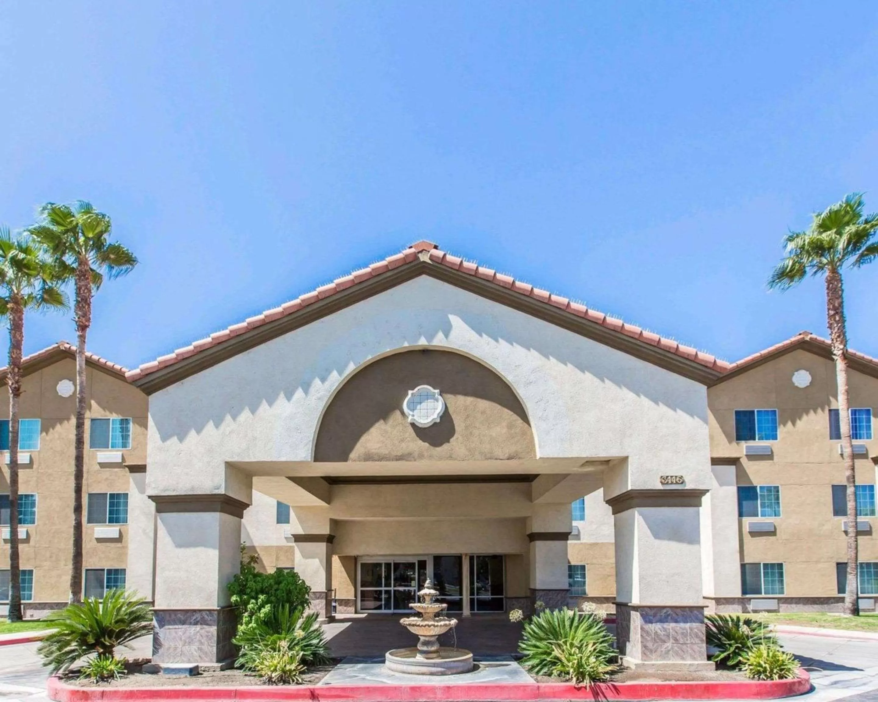 Property building in Comfort Suites Bakersfield