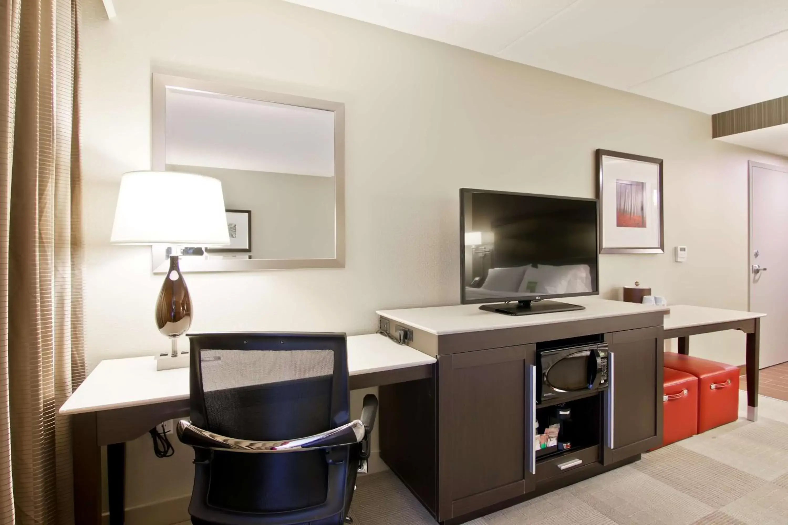 Bed, TV/Entertainment Center in Hampton Inn & Suites by Hilton Toronto Markham