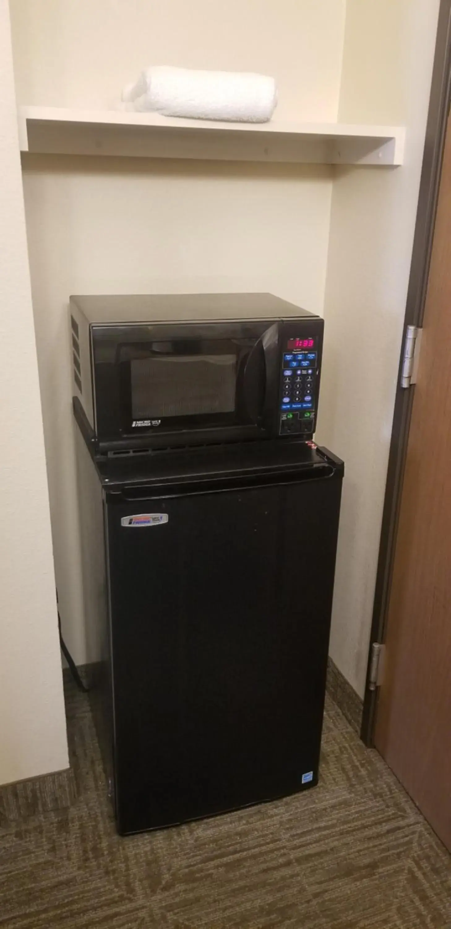 Kitchen or kitchenette, Kitchen/Kitchenette in La Quinta Inn by Wyndham Indianapolis Airport Executive Dr