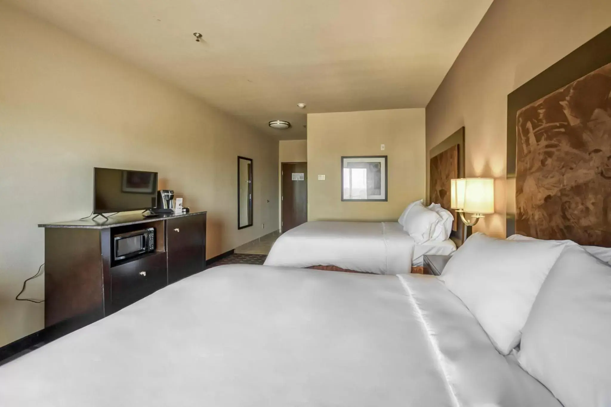 Photo of the whole room, Bed in Holiday Inn Express and Suites Beeville, an IHG Hotel