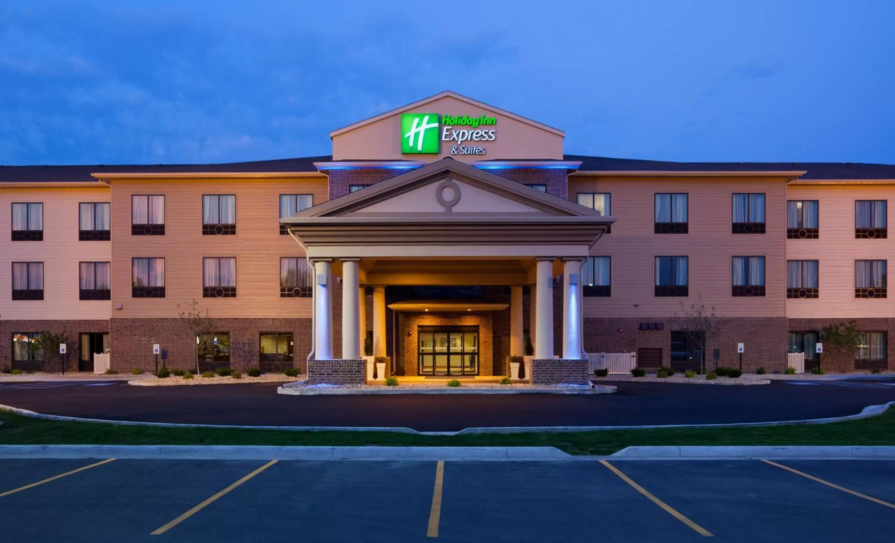 Property Building in Holiday Inn Express & Suites - Mason City, an IHG Hotel