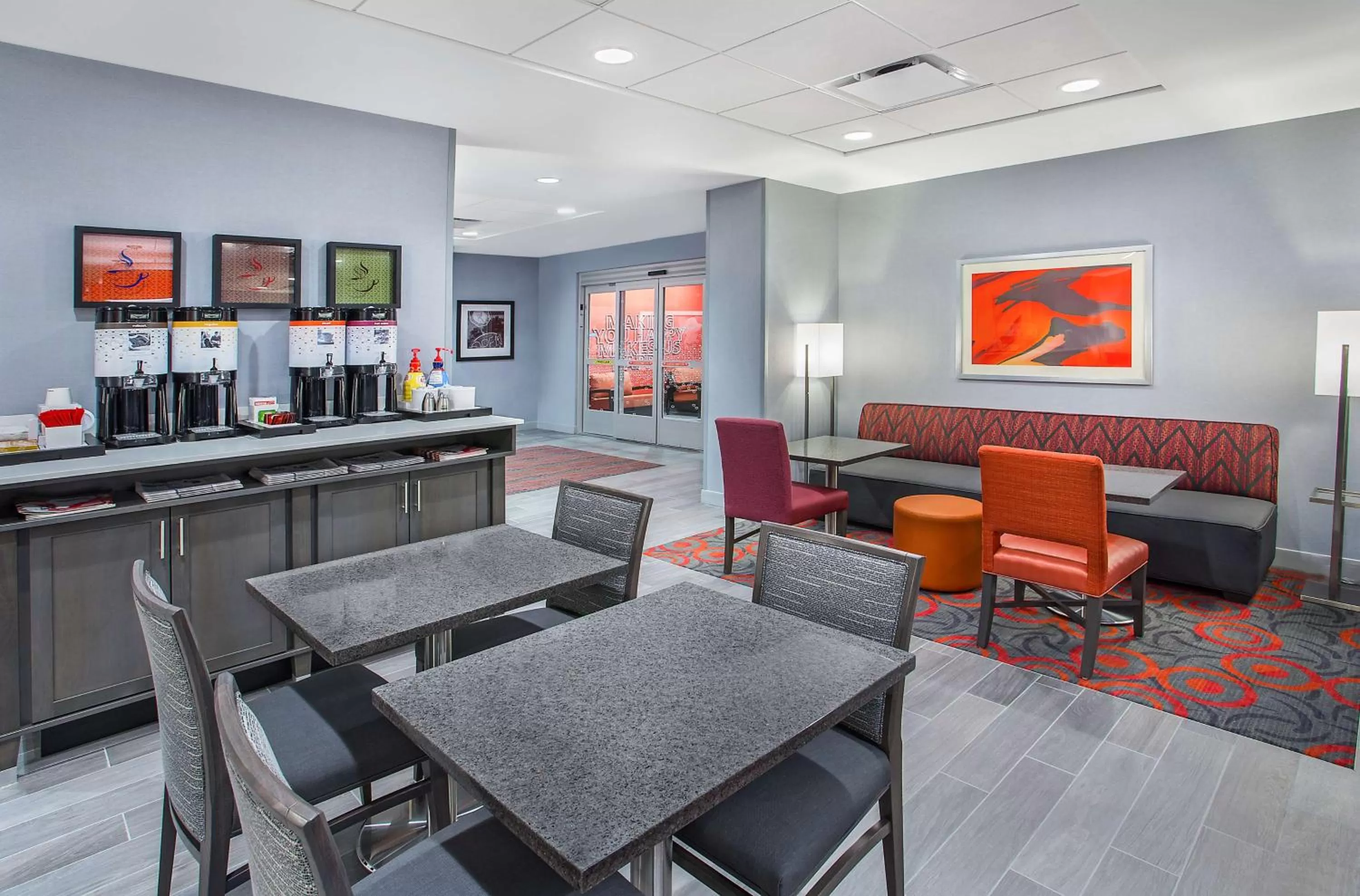 Dining area in Hampton Inn Vincennes