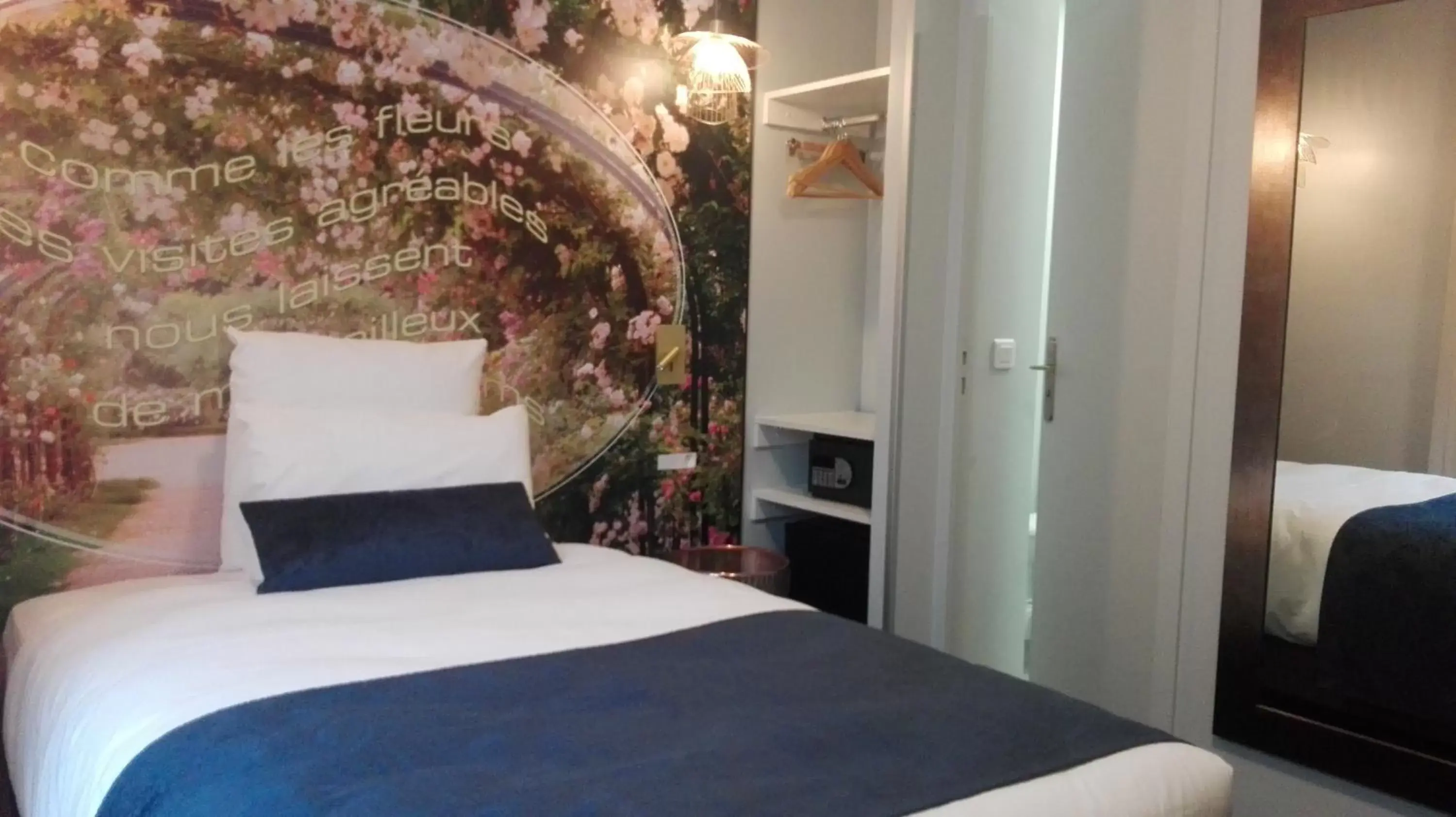 Photo of the whole room, Bed in Hôtel Mercure Paris Suresnes Longchamp