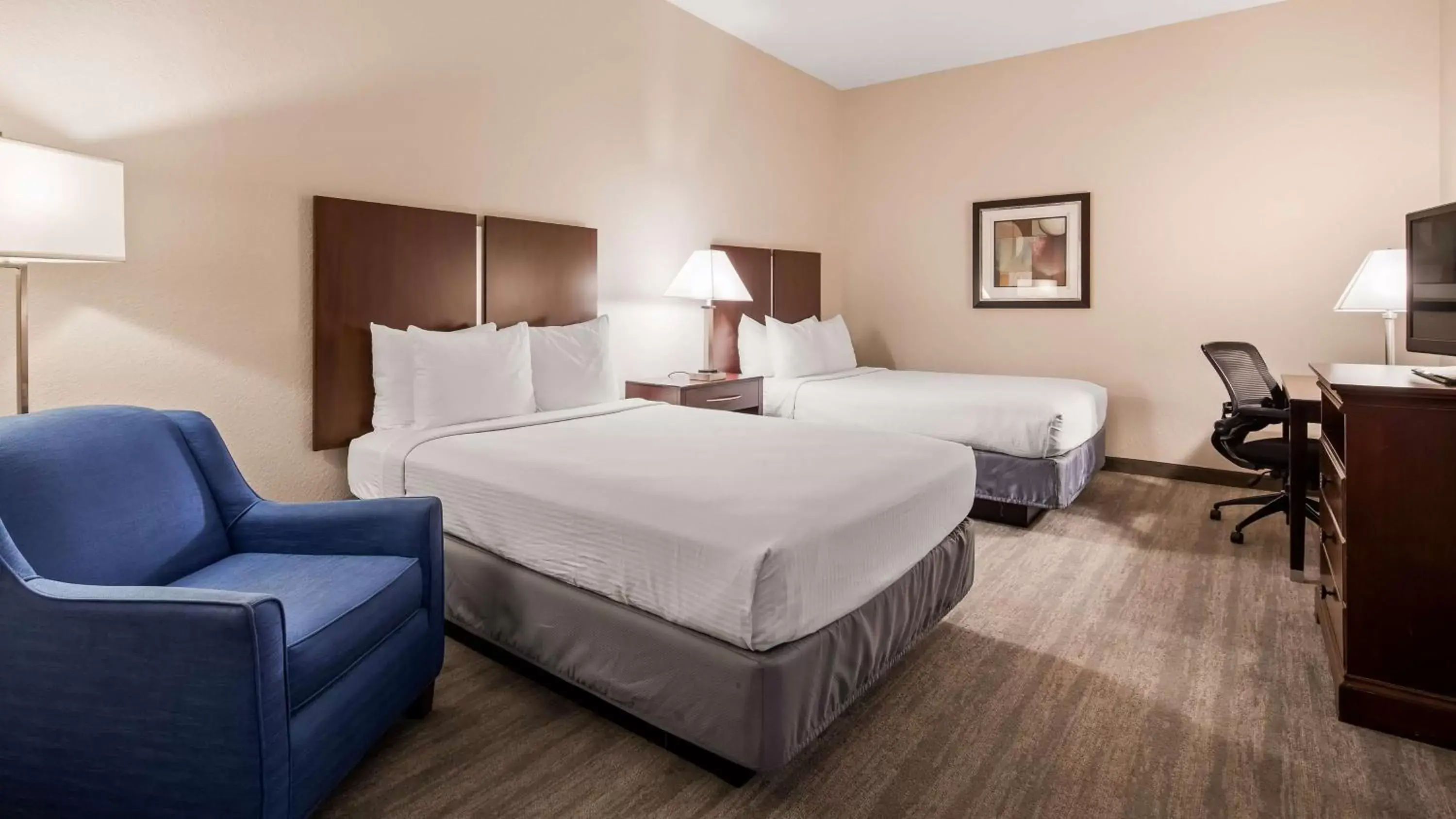 Photo of the whole room, Bed in Best Western Tampa