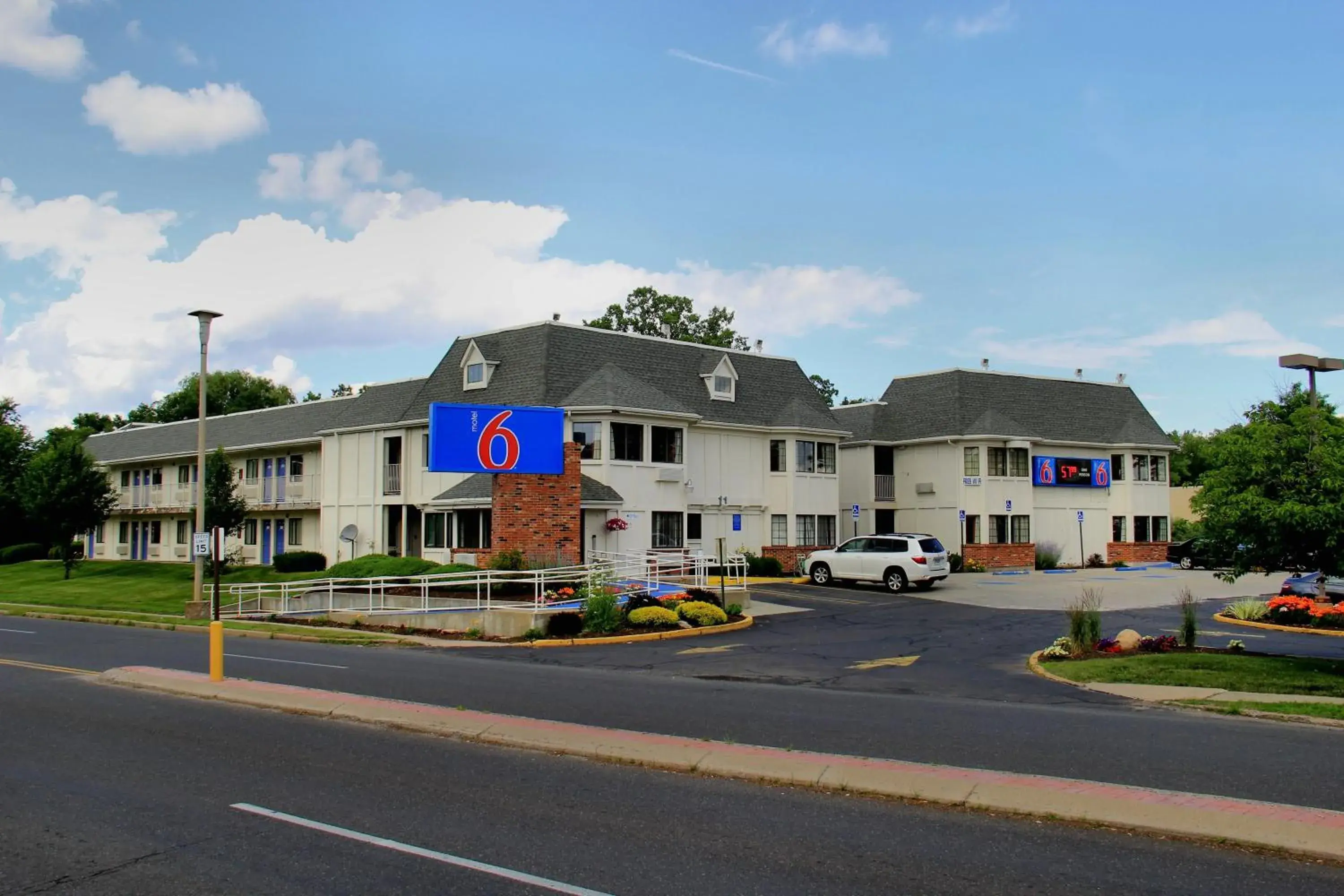 Property Building in Motel 6-Enfield, CT - Hartford