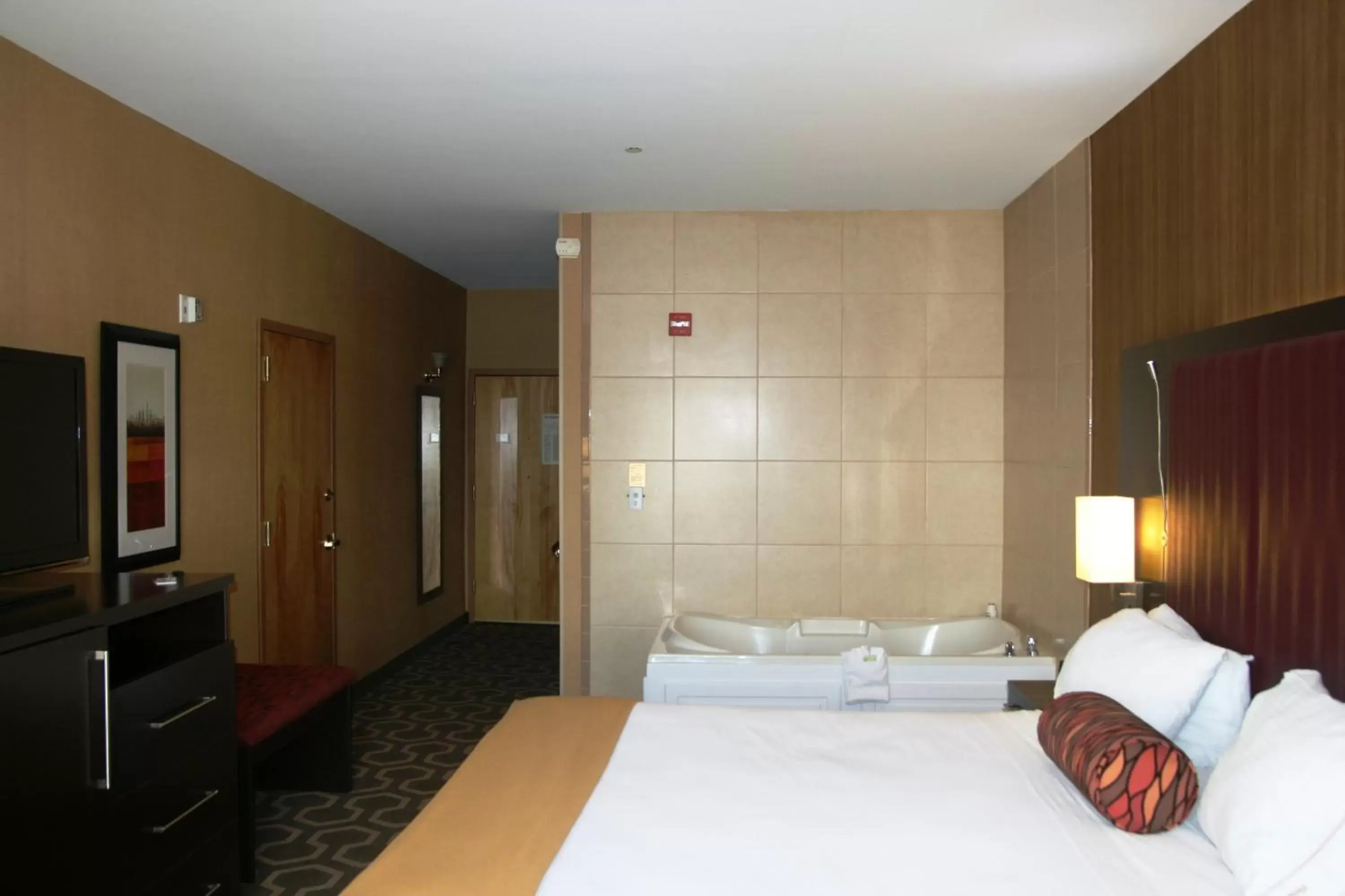 Photo of the whole room, Bed in Holiday Inn Express Hotel & Suites Vineland Millville, an IHG Hotel