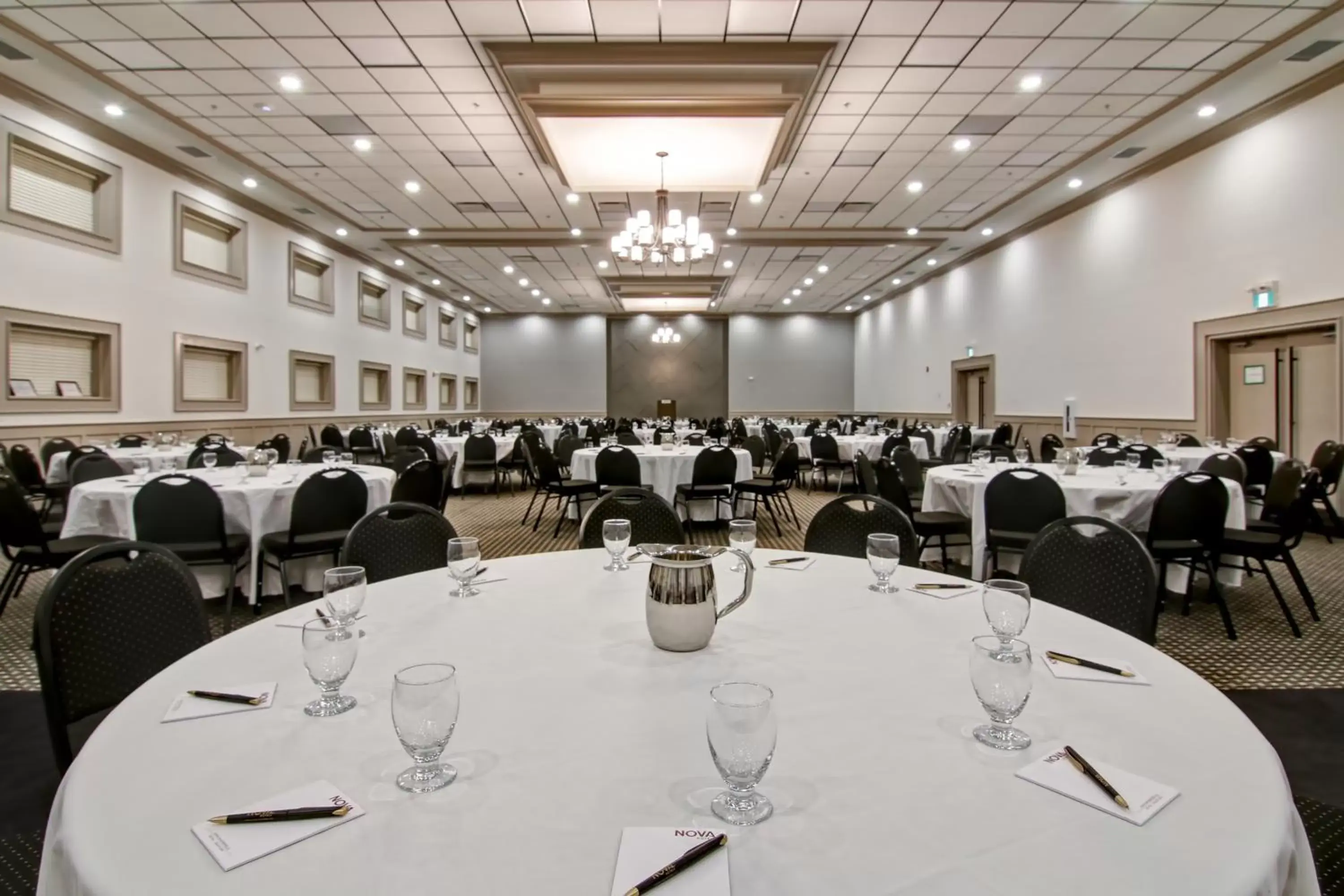Meeting/conference room, Restaurant/Places to Eat in Chateau Nova Yellowknife