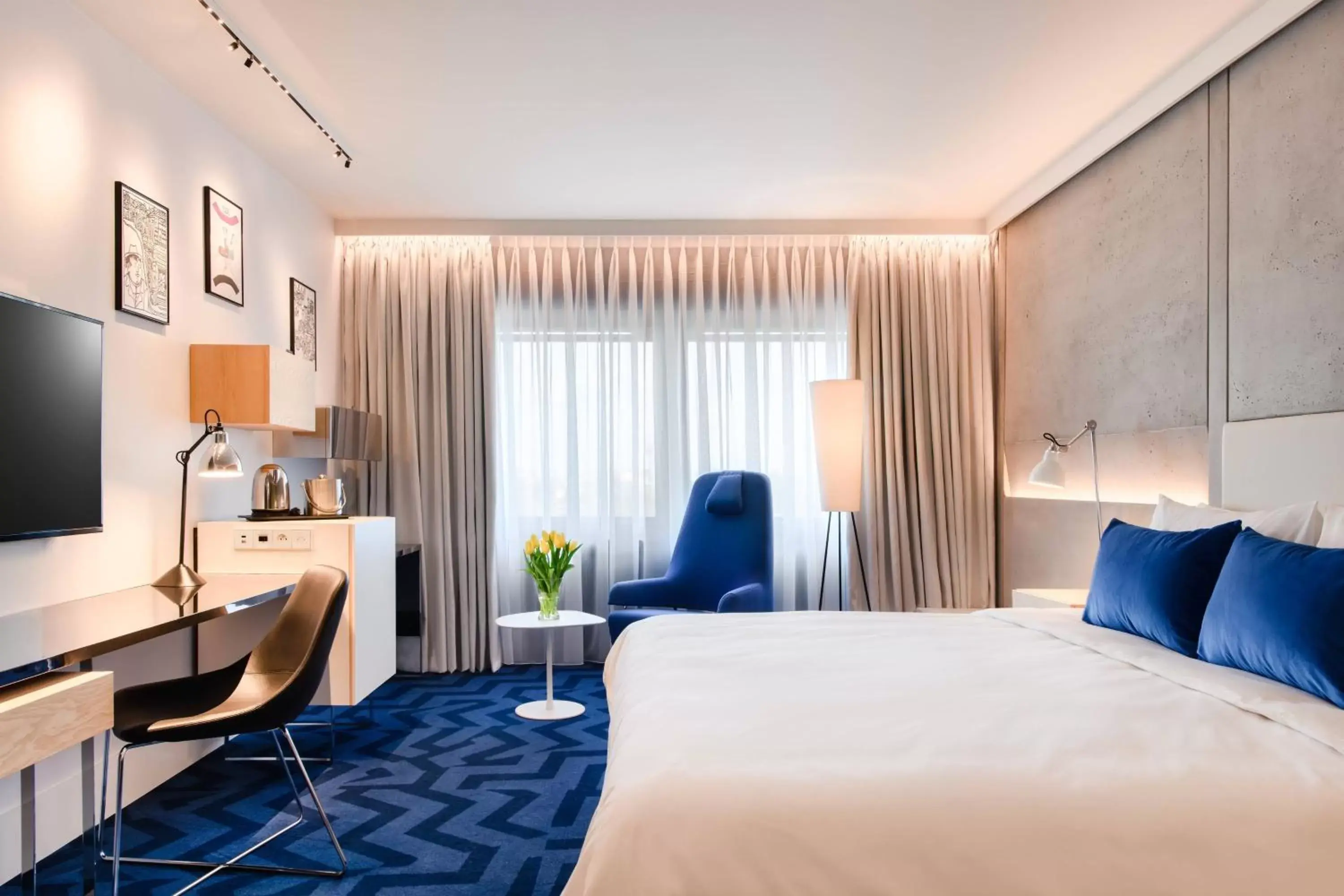 Photo of the whole room, Bed in Renaissance Warsaw Airport Hotel