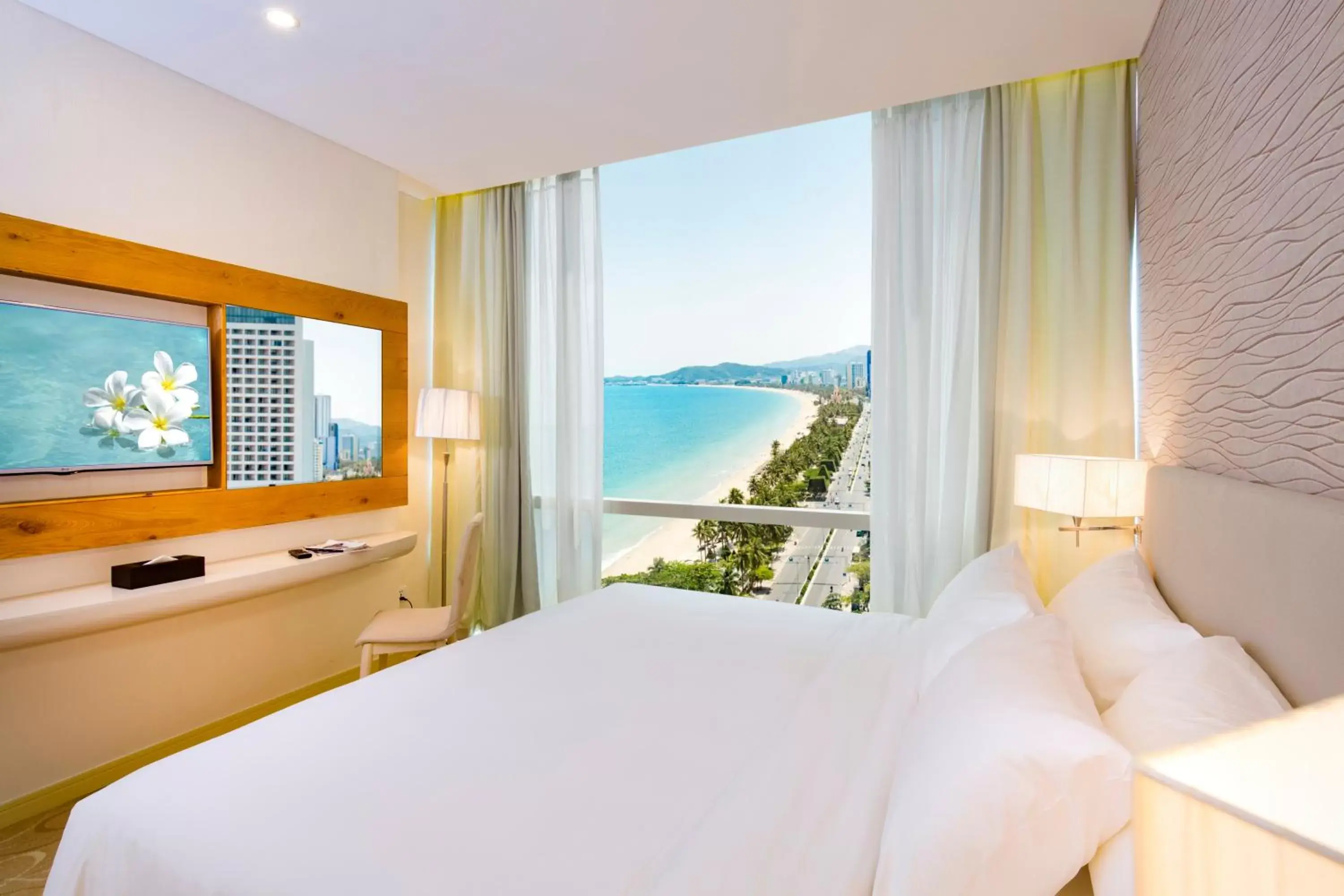 Bedroom, Bed in Diamond Bay Hotel