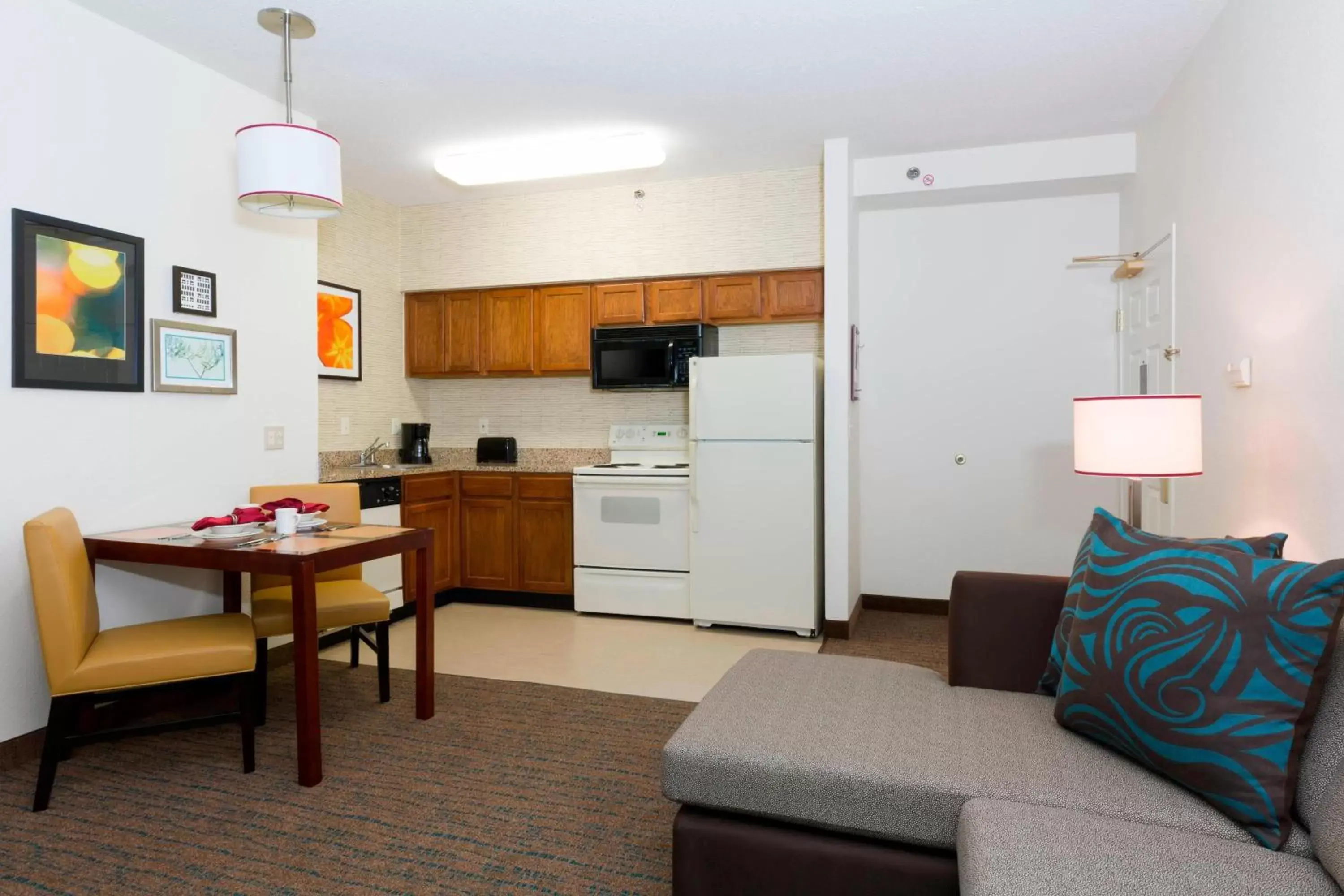 Kitchen or kitchenette, Kitchen/Kitchenette in Residence Inn Kansas City Olathe