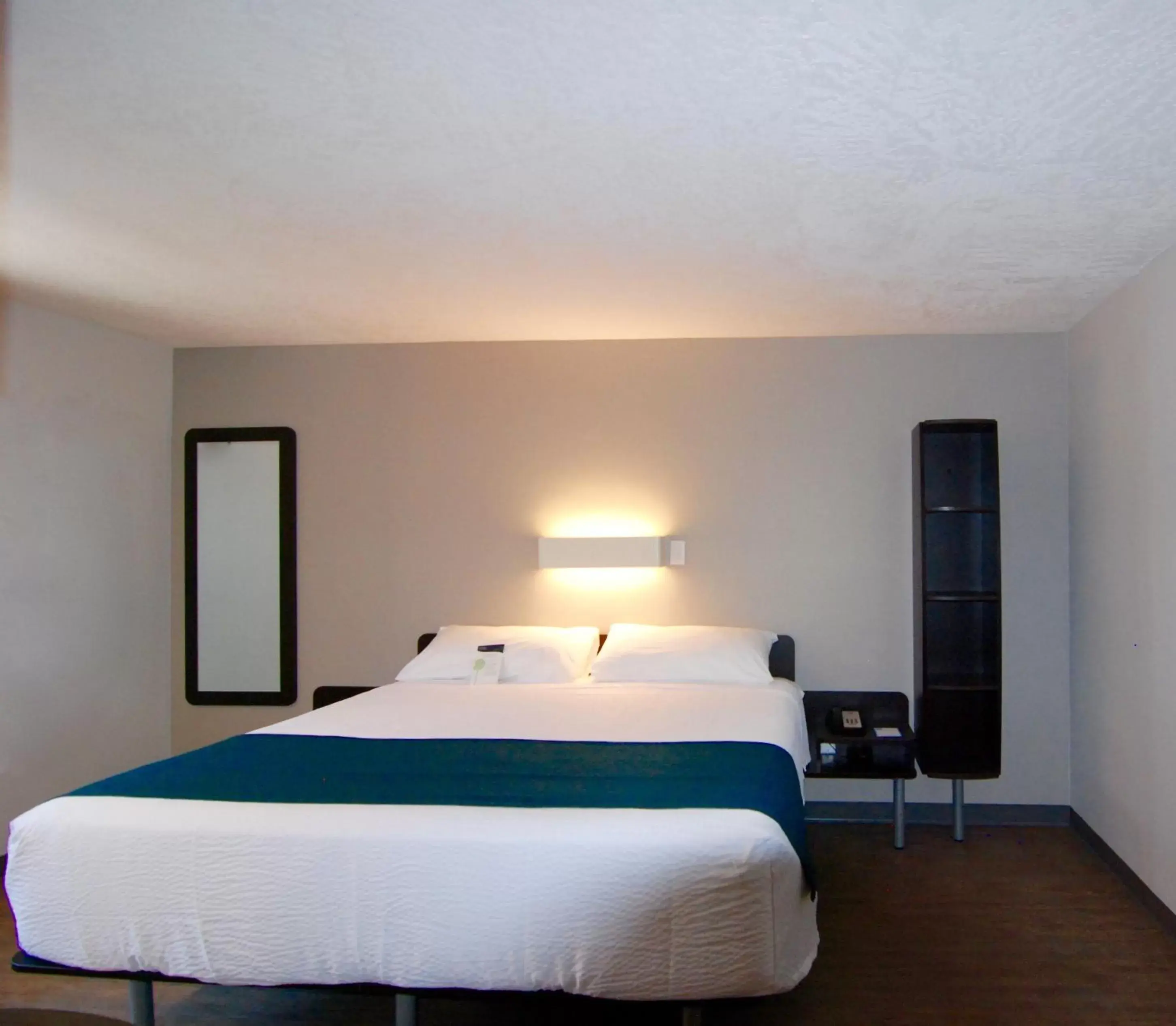 Bed in Motel 6-Saanichton, BC - Victoria Airport