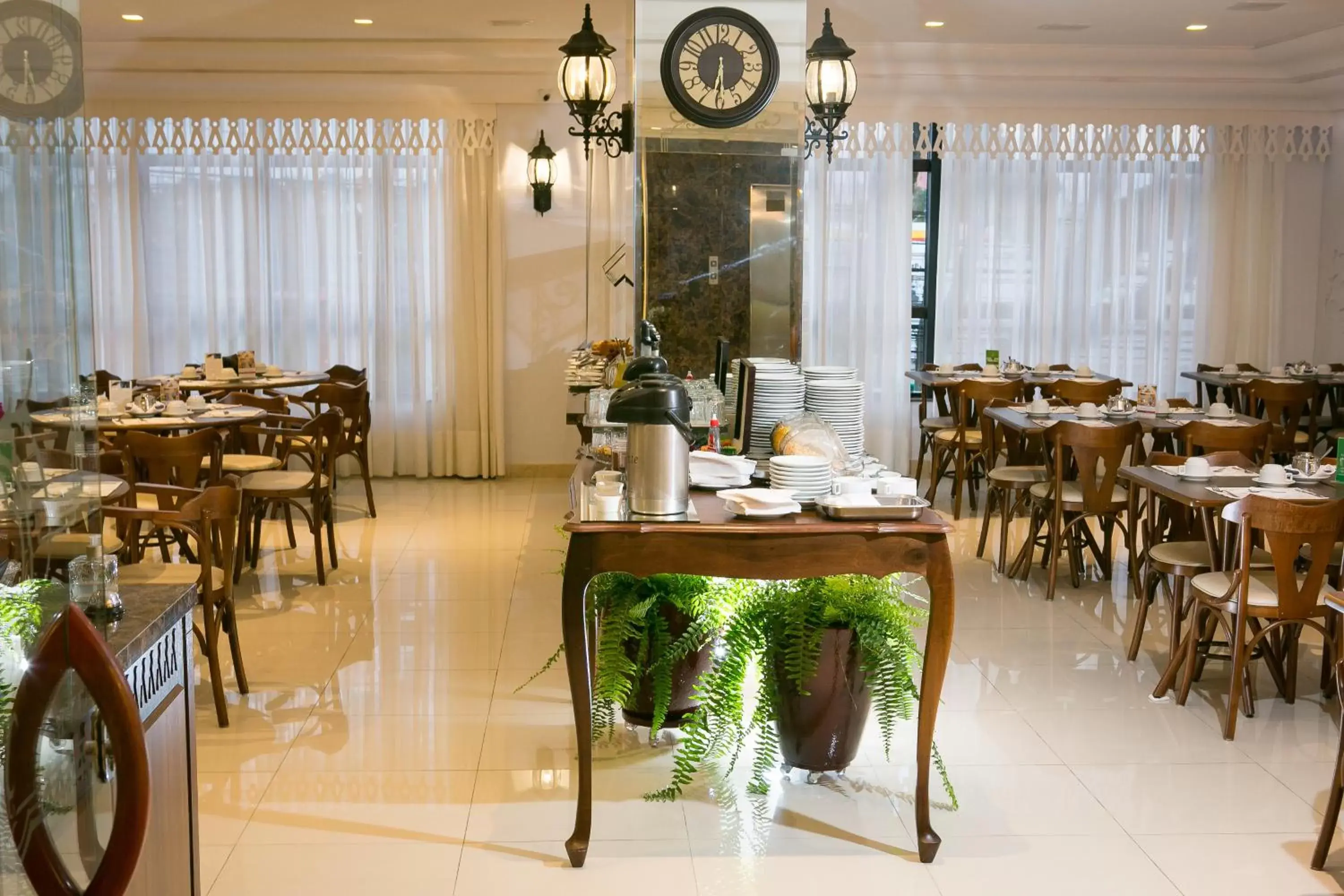 Restaurant/Places to Eat in Lizon Curitiba Hotel