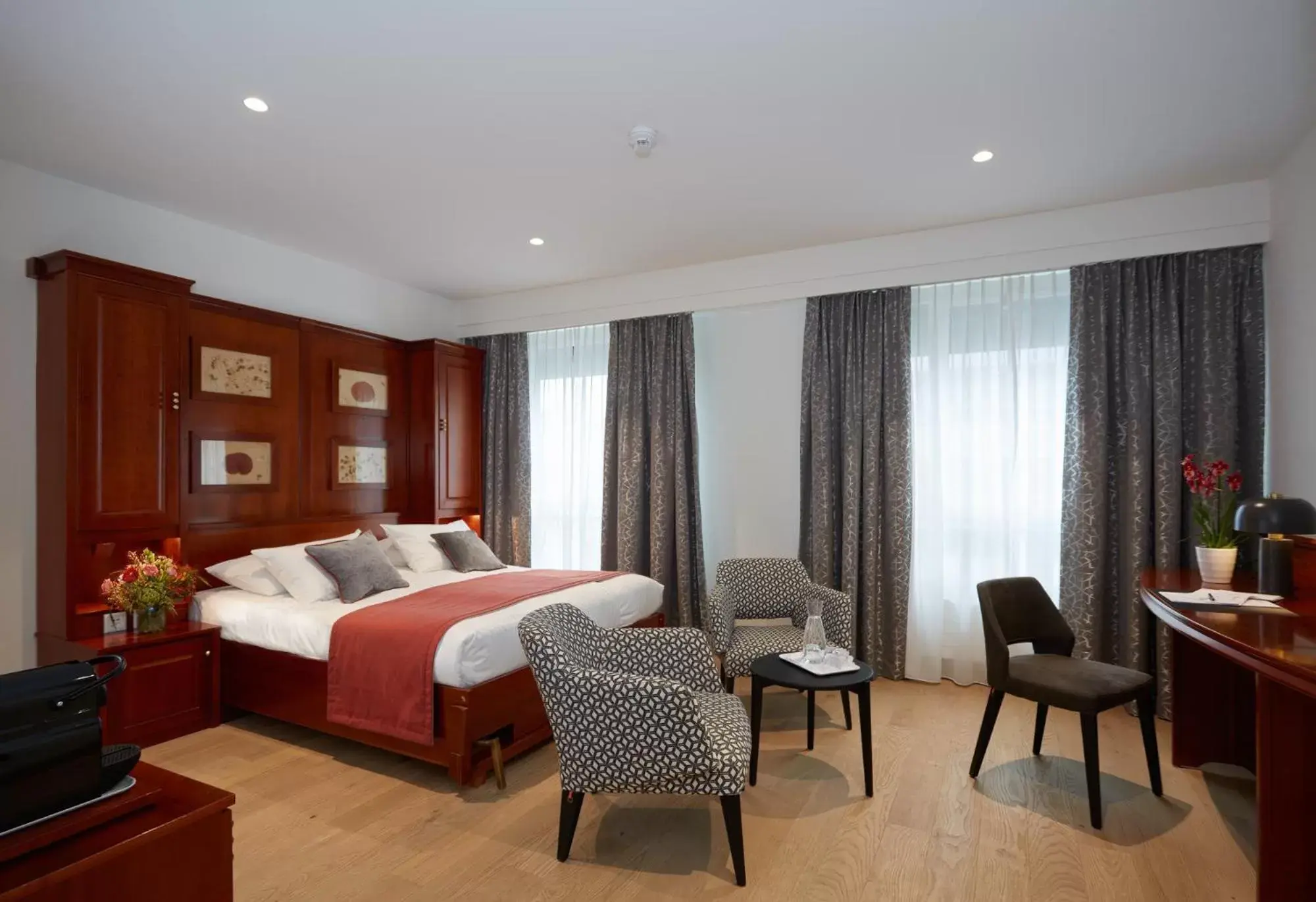 Bedroom, Seating Area in Hotel Suisse