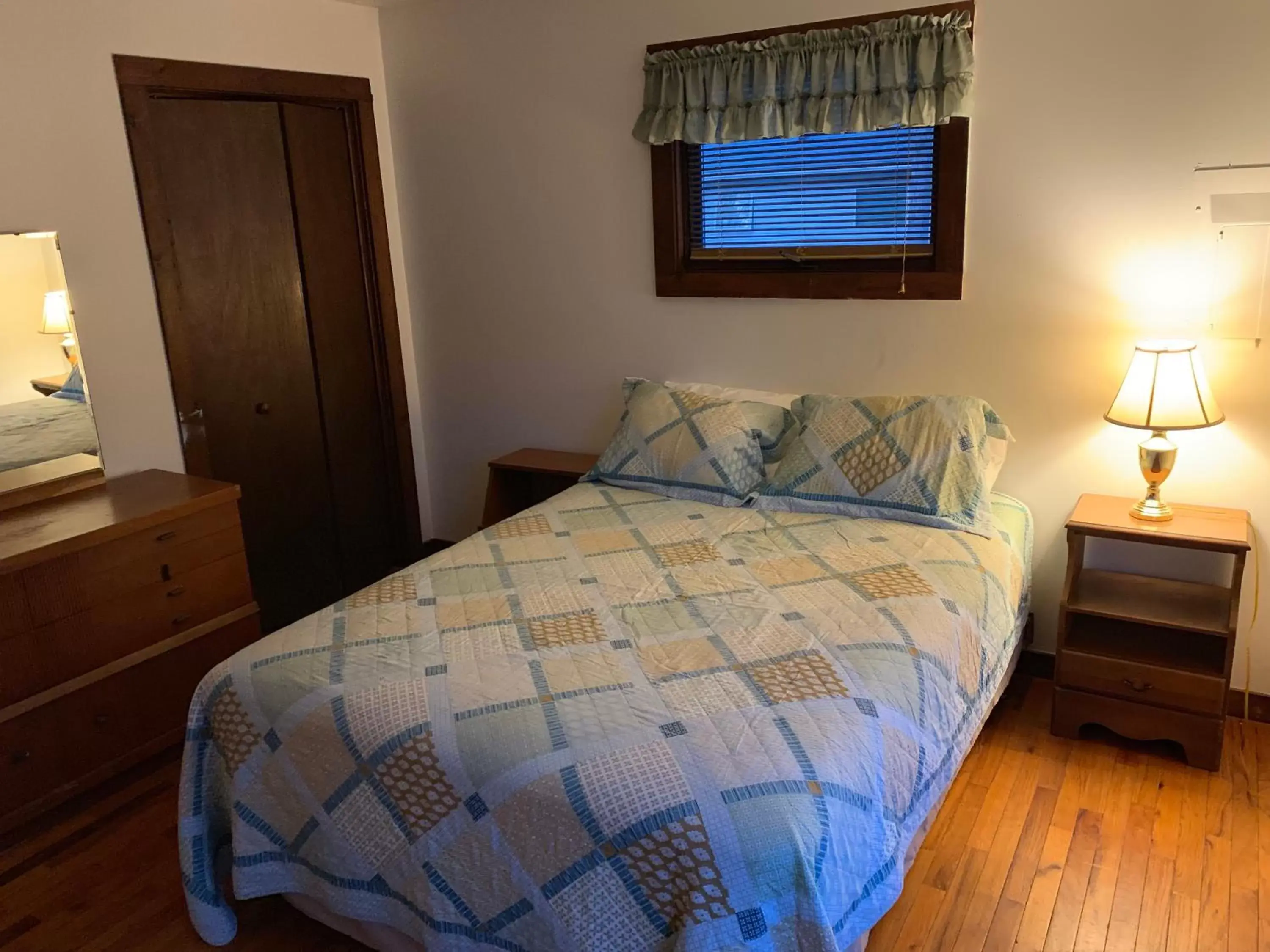 Bedroom, Bed in Echo Valley Cottages