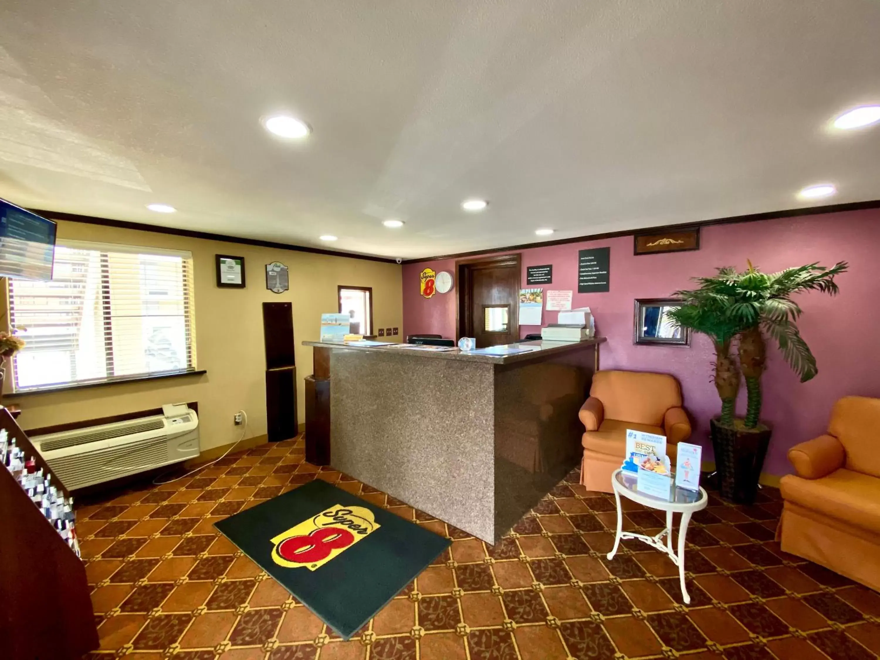 Lobby or reception in Super 8 by Wyndham Shawnee