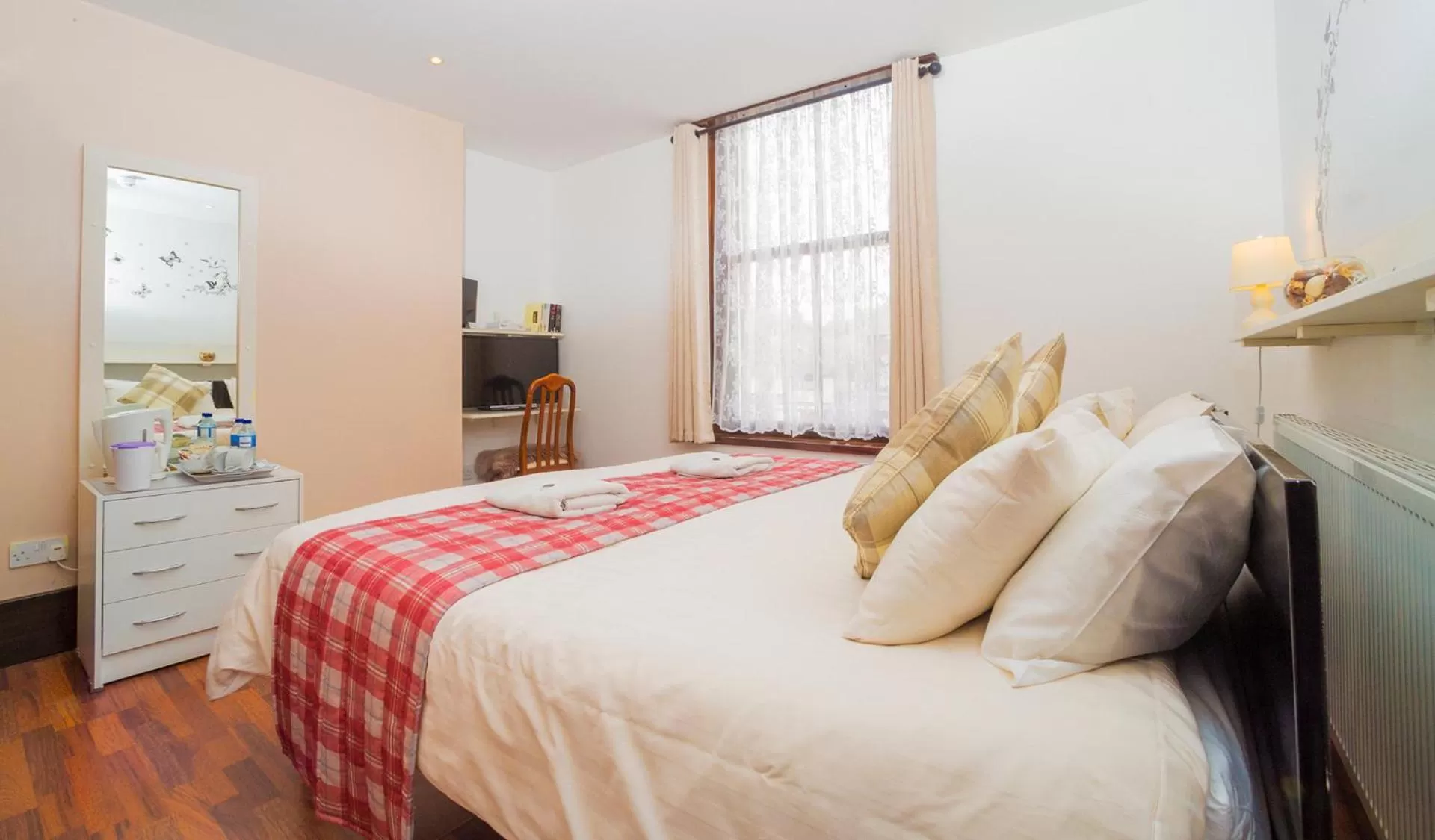 Bedroom, Bed in Breeze Guest House