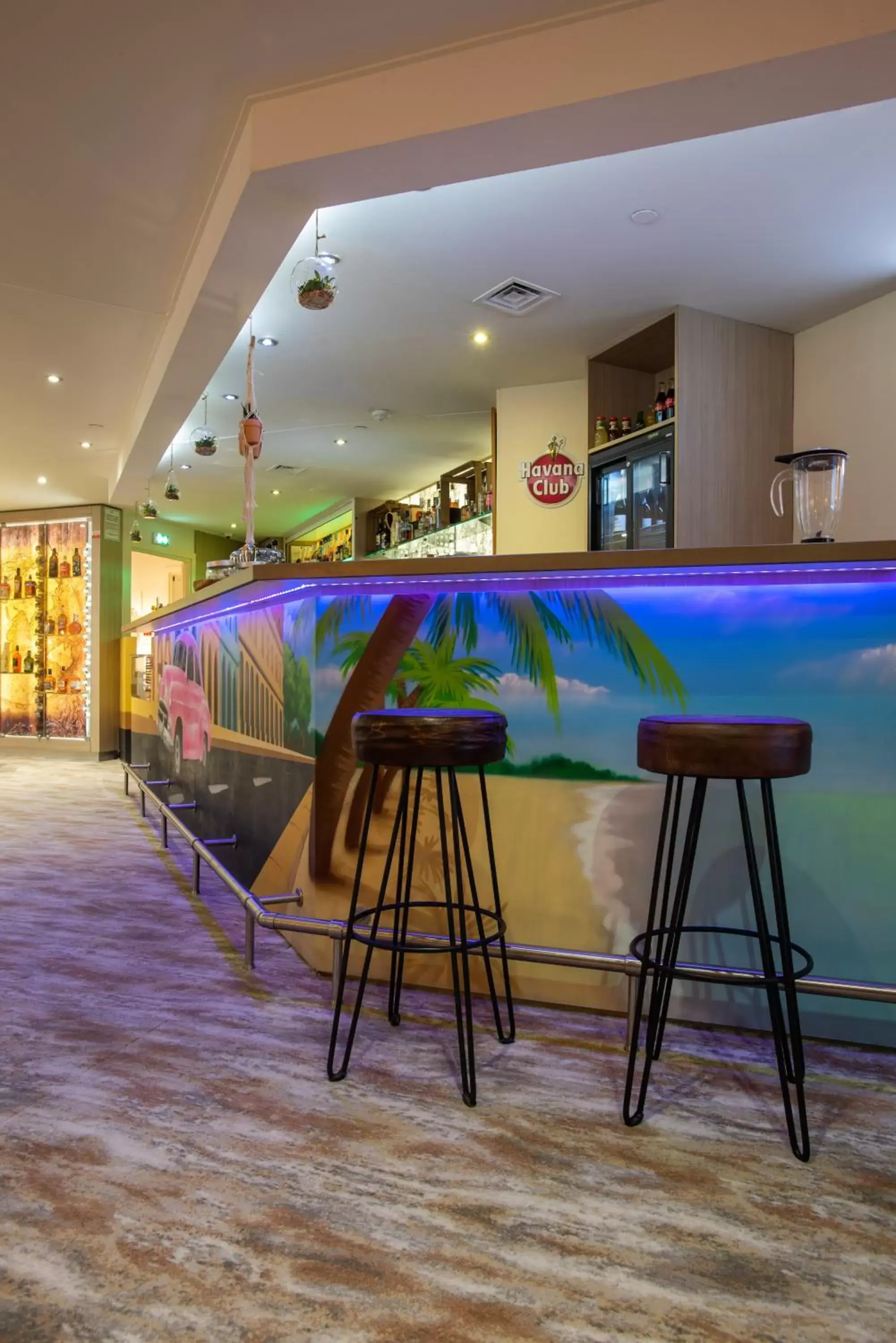 Lounge or bar, Swimming Pool in Mercure Marseille Centre Vieux Port