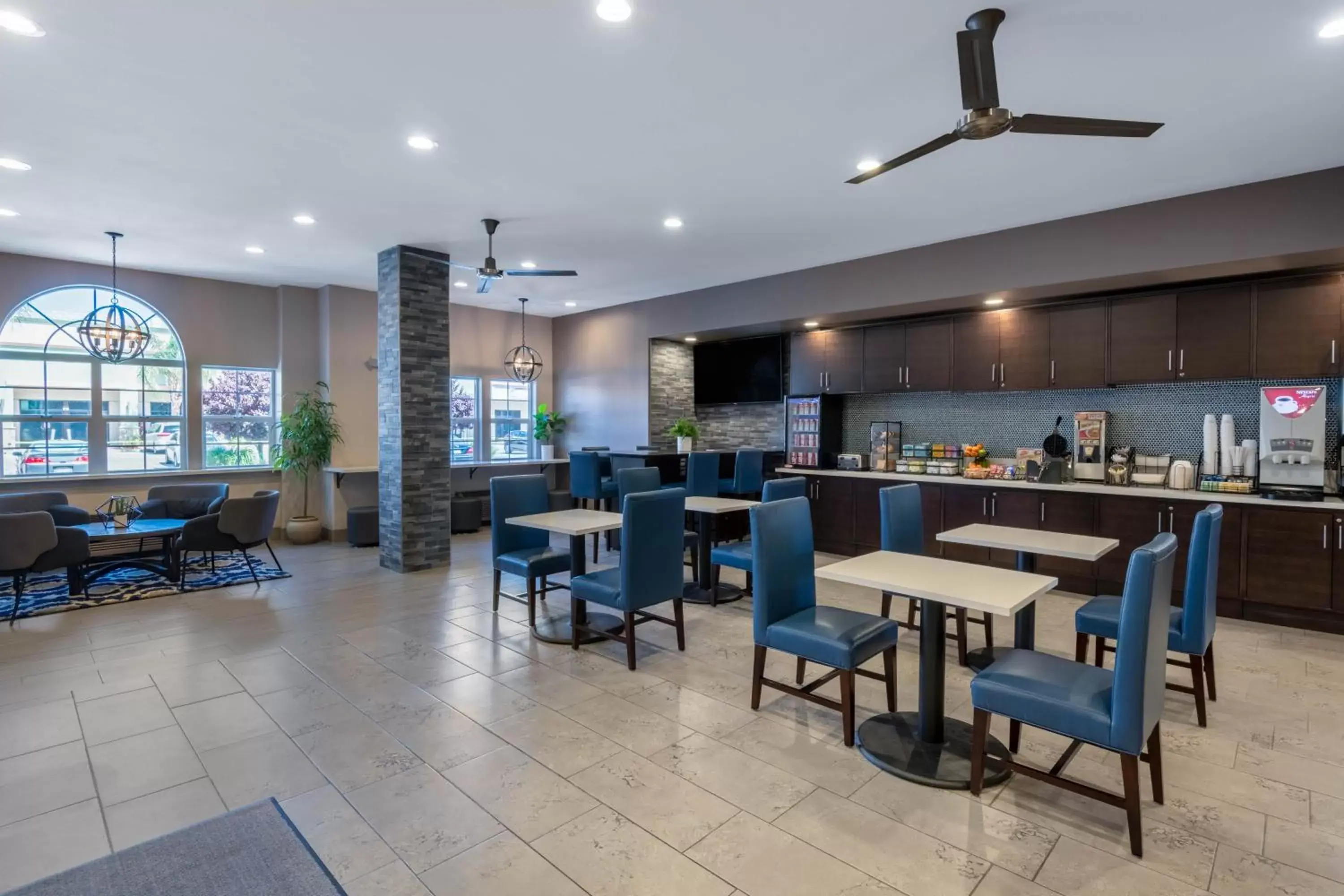 Lobby or reception, Restaurant/Places to Eat in Microtel Inn & Suites by Wyndham Tracy