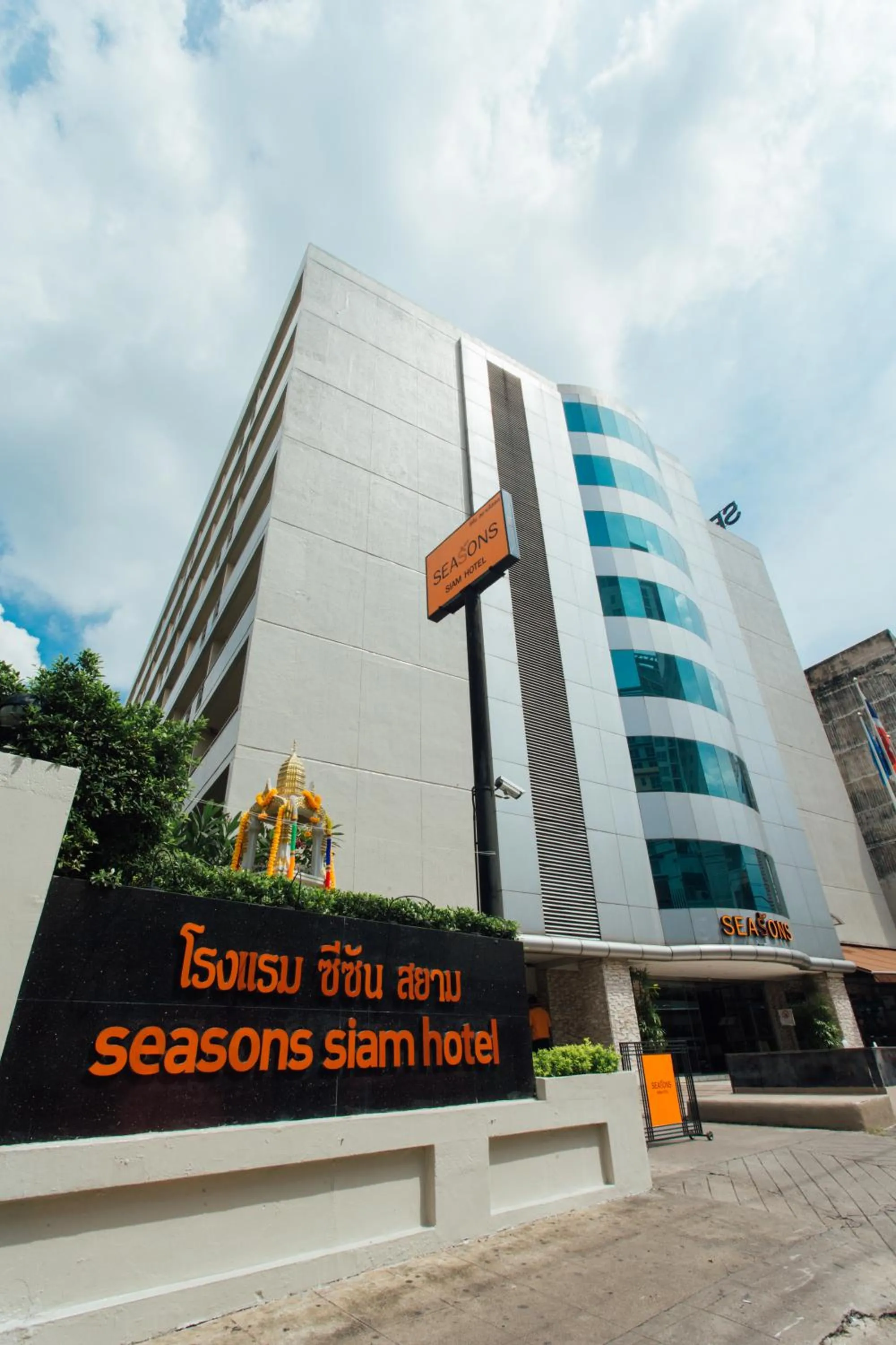 Facade/entrance in Seasons Siam Hotel