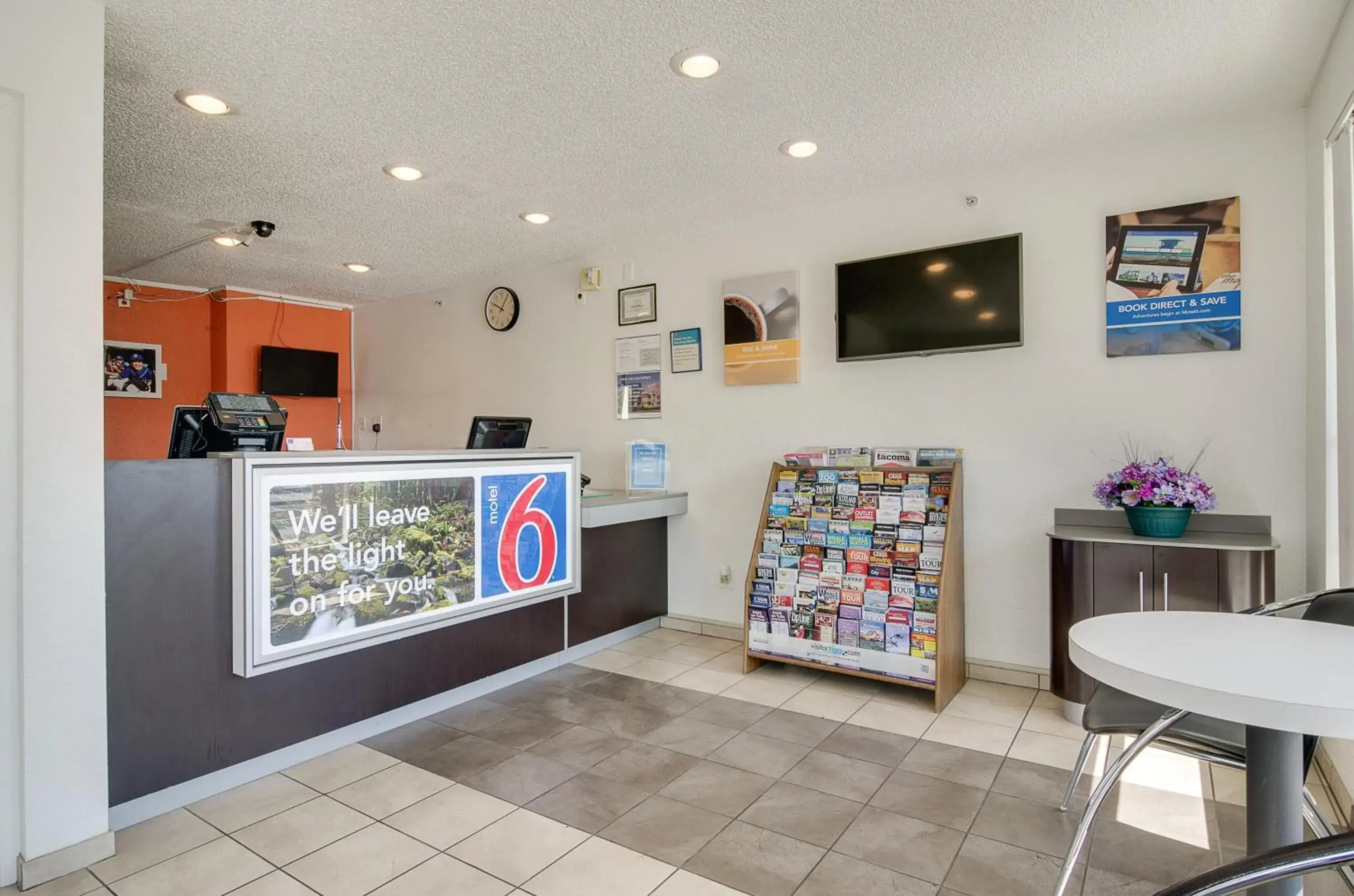 Lobby or reception in Motel 6-Tacoma, WA - South Lobby or reception in Motel 6-Tacoma, WA - South