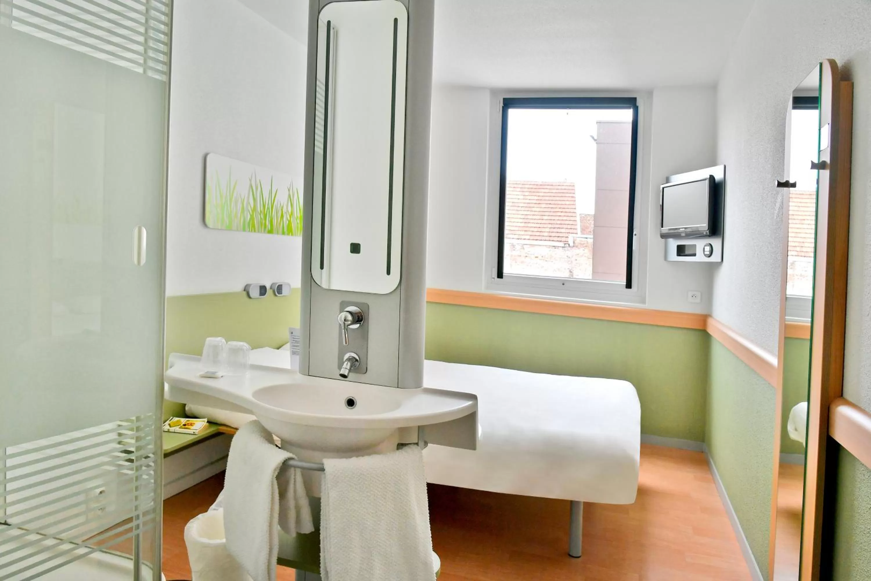 Shower in ibis budget Saint-Quentin Centre Gare