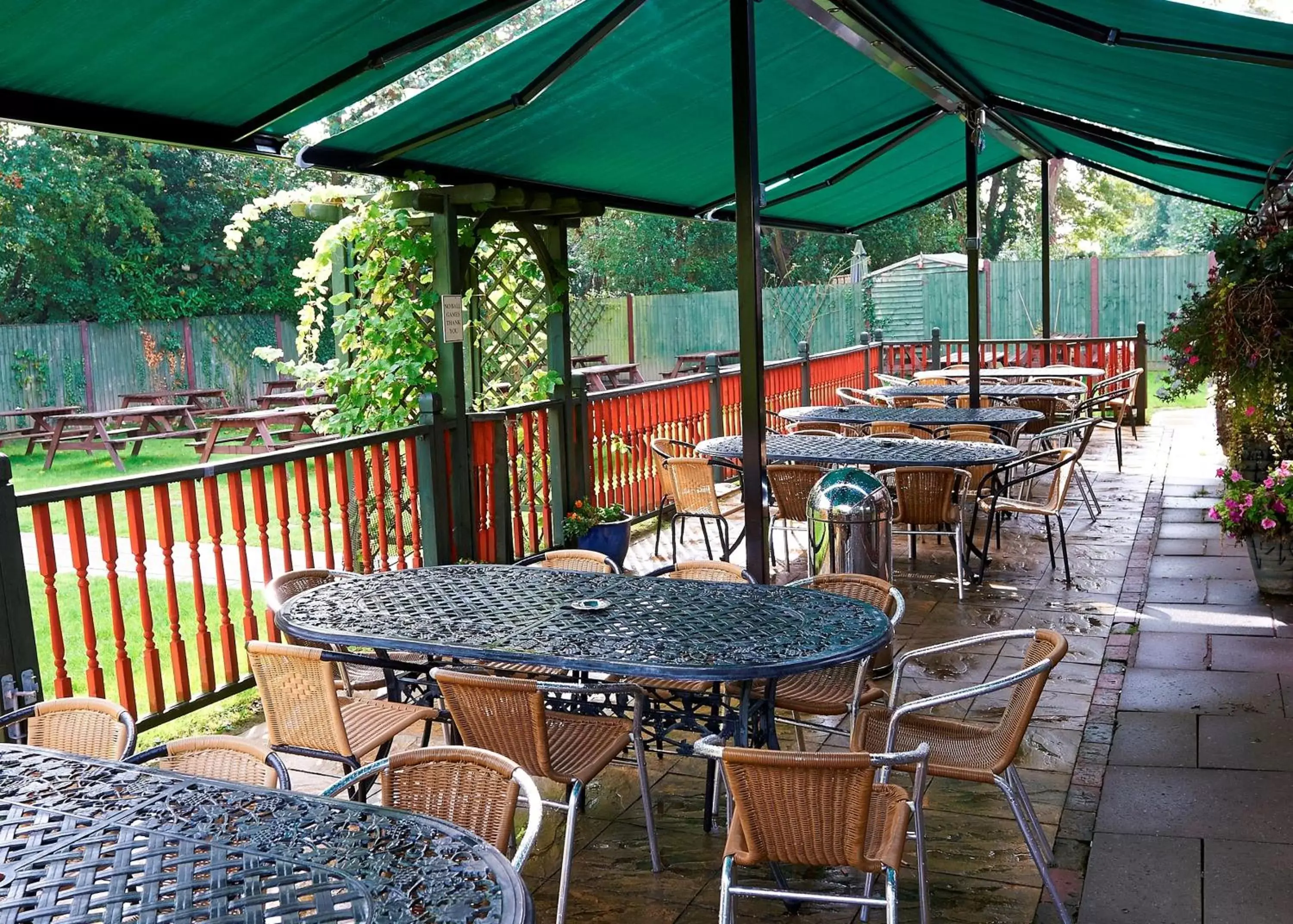 Patio, Restaurant/Places to Eat in Camden Arms Hotel