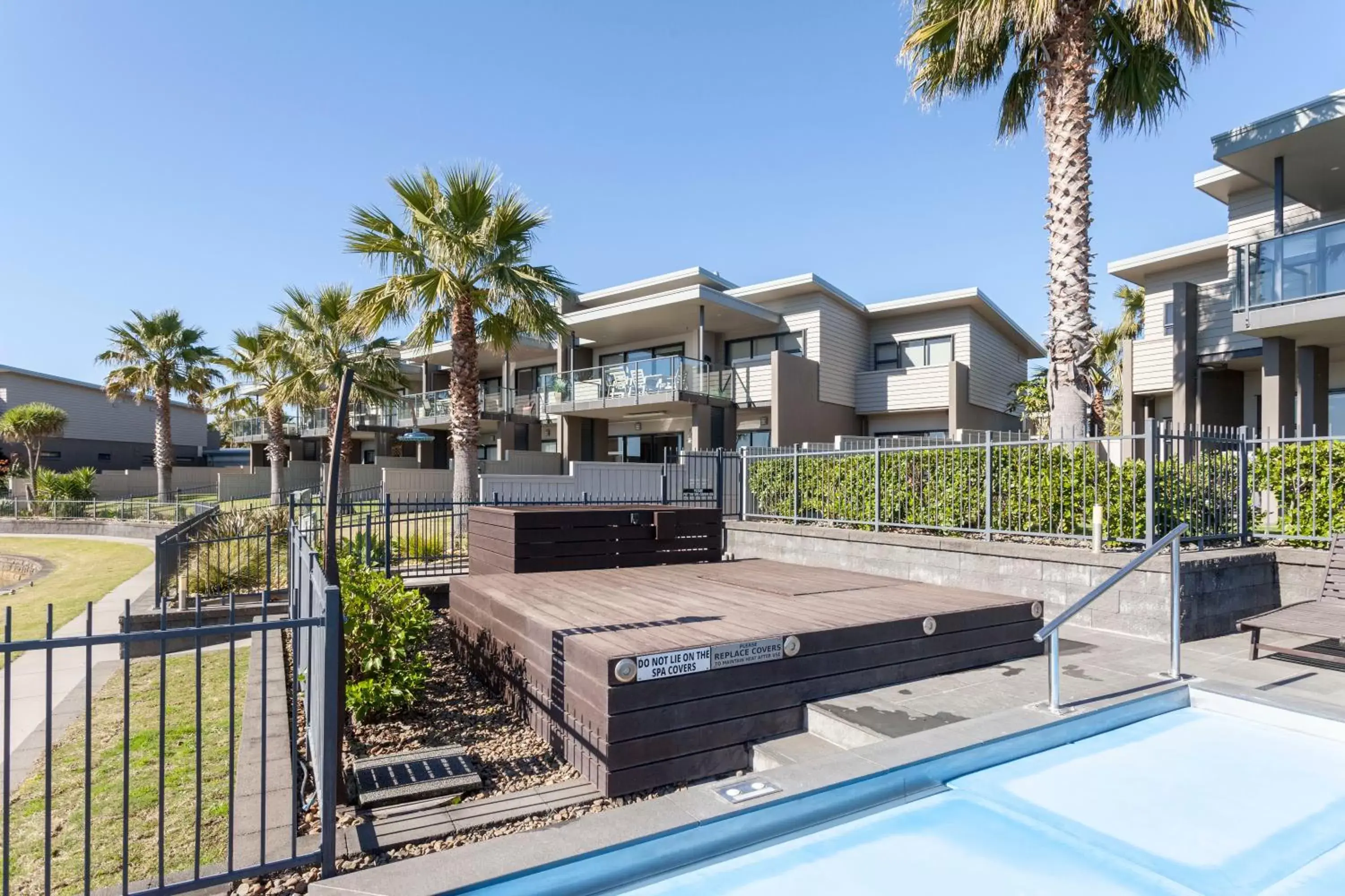 Property building, Swimming Pool in Sovereign Pier On The Waterways