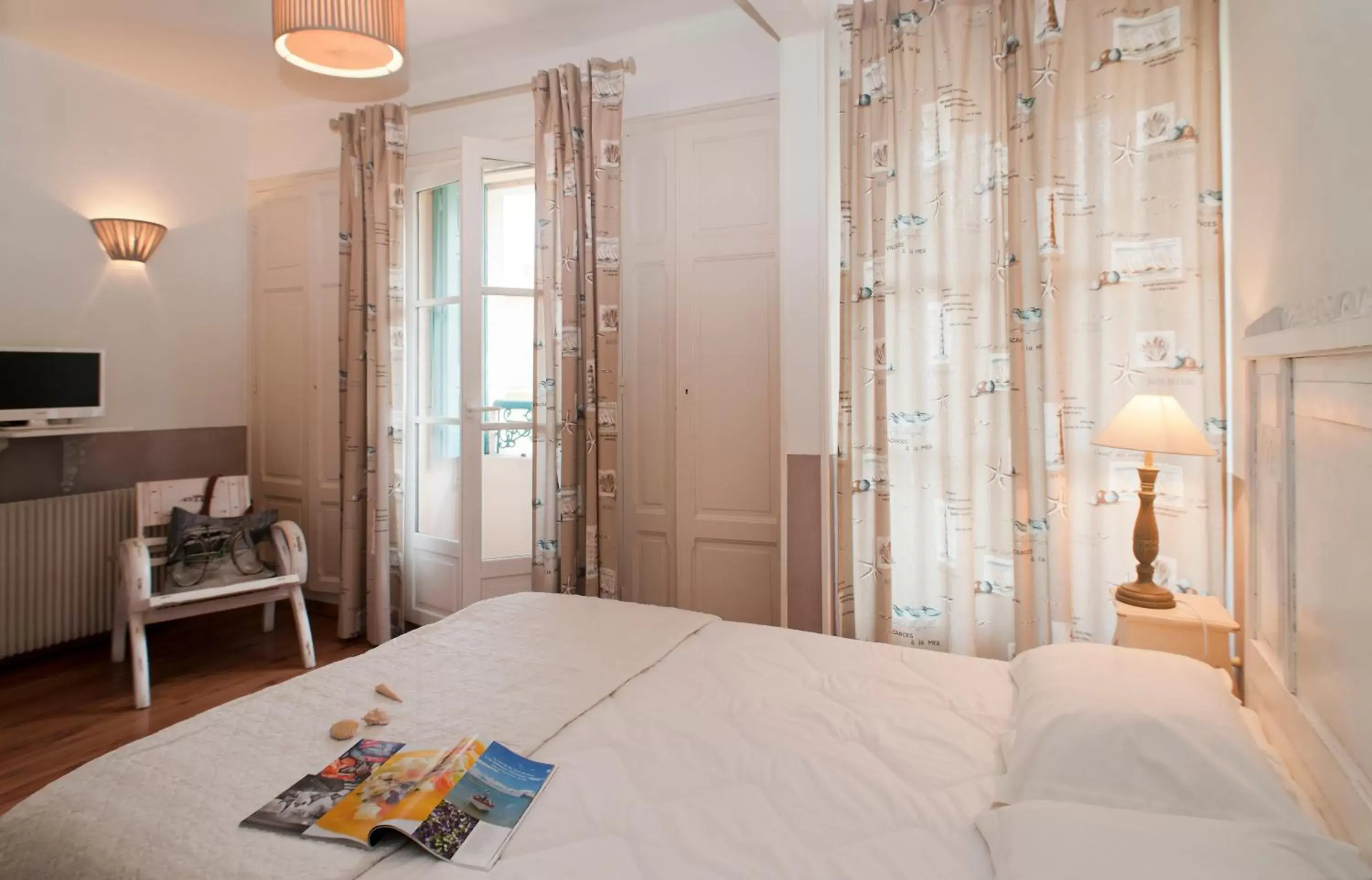 Photo of the whole room, Bed in Hôtel la Bona Casa