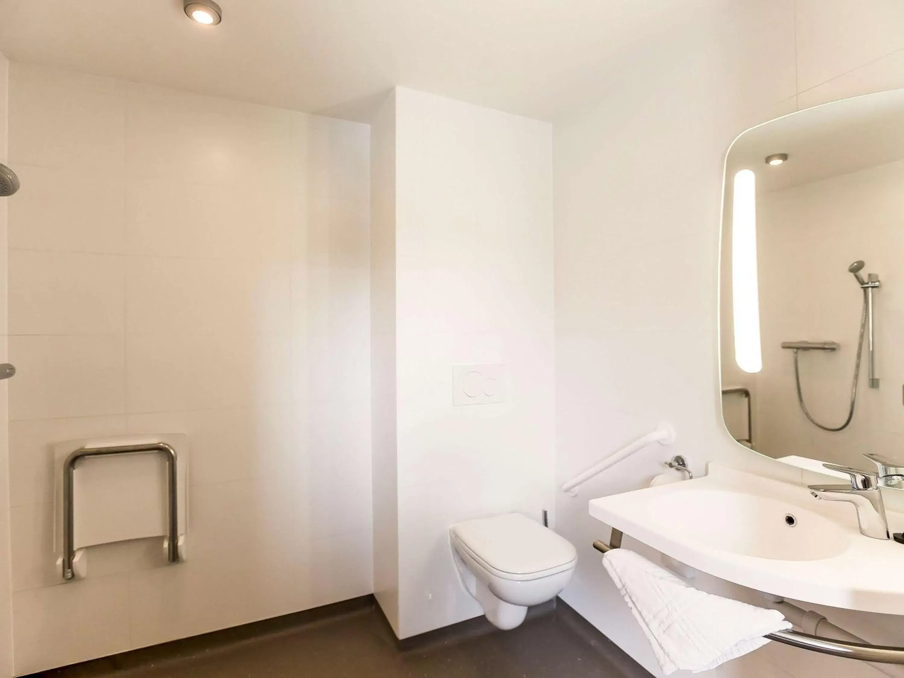 Photo of the whole room, Bathroom in Ibis Wavre Brussels East